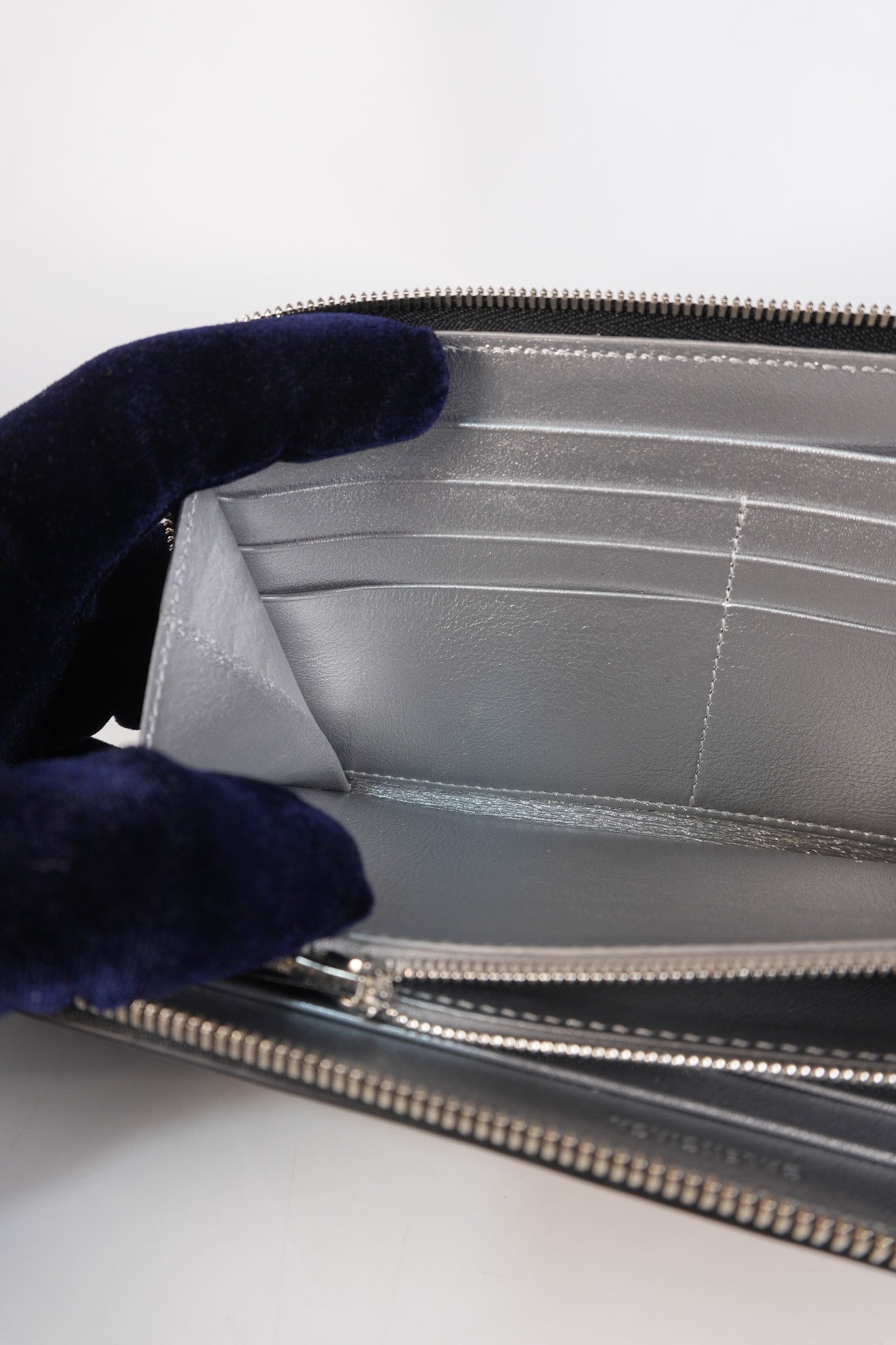 Long Round Zip Wallet in Black Leather | Purse Maison Luxury Bags Shop