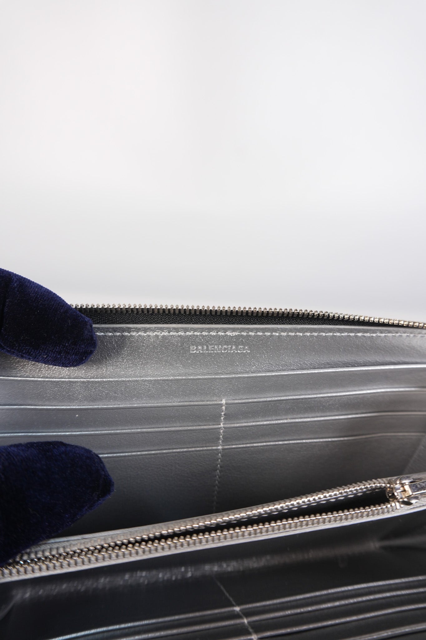 Long Round Zip Wallet in Black Leather | Purse Maison Luxury Bags Shop