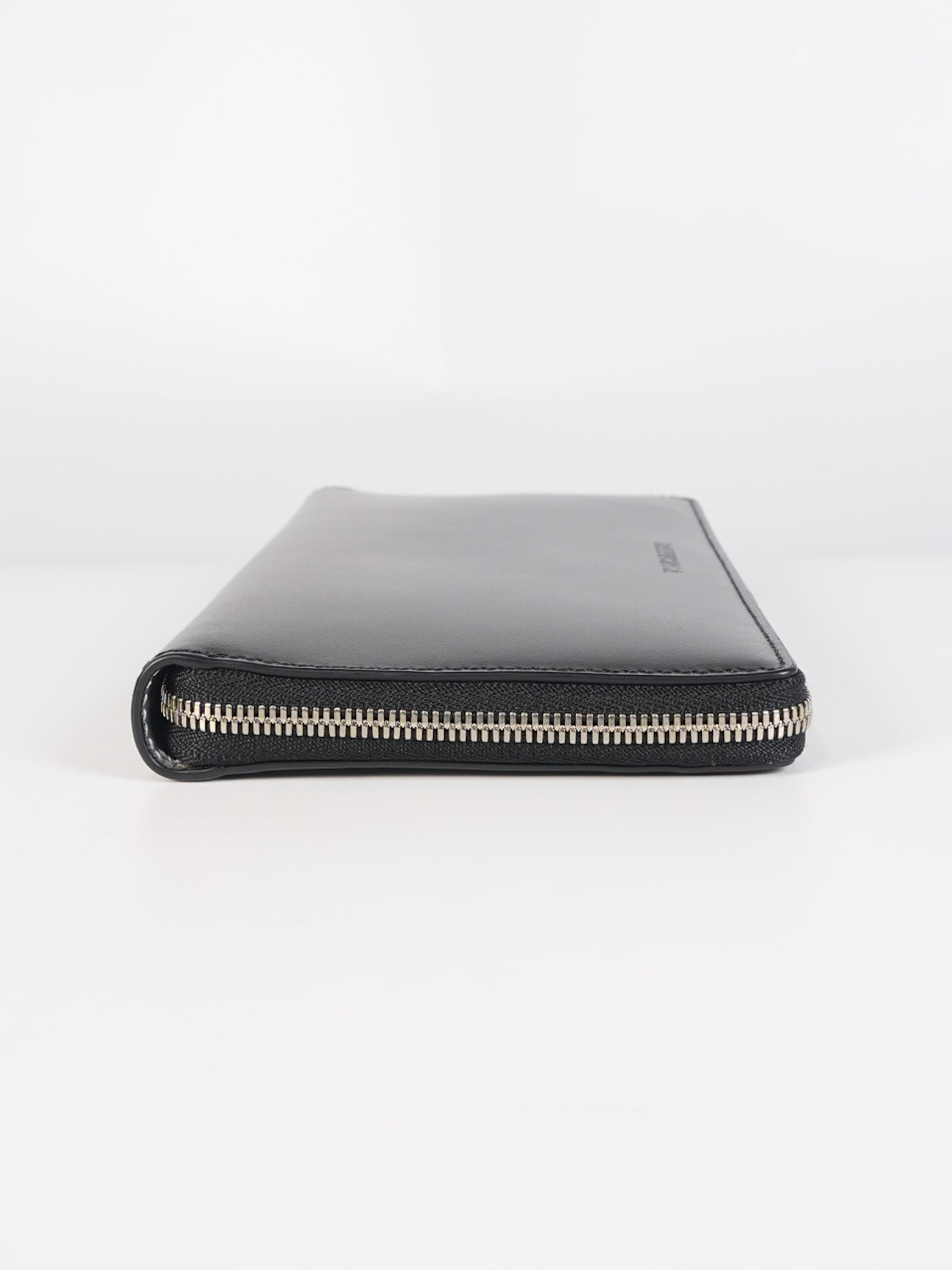 Long Round Zip Wallet in Black Leather | Purse Maison Luxury Bags Shop