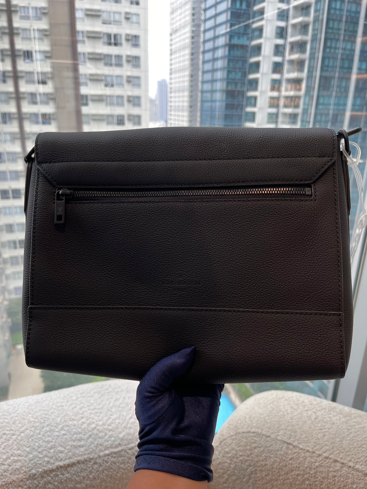 Louis Vuitton Aerogram Takeoff Messenger Bag in Black Grained Leather (Microchip) | Purse Maison Luxury Bags Shop