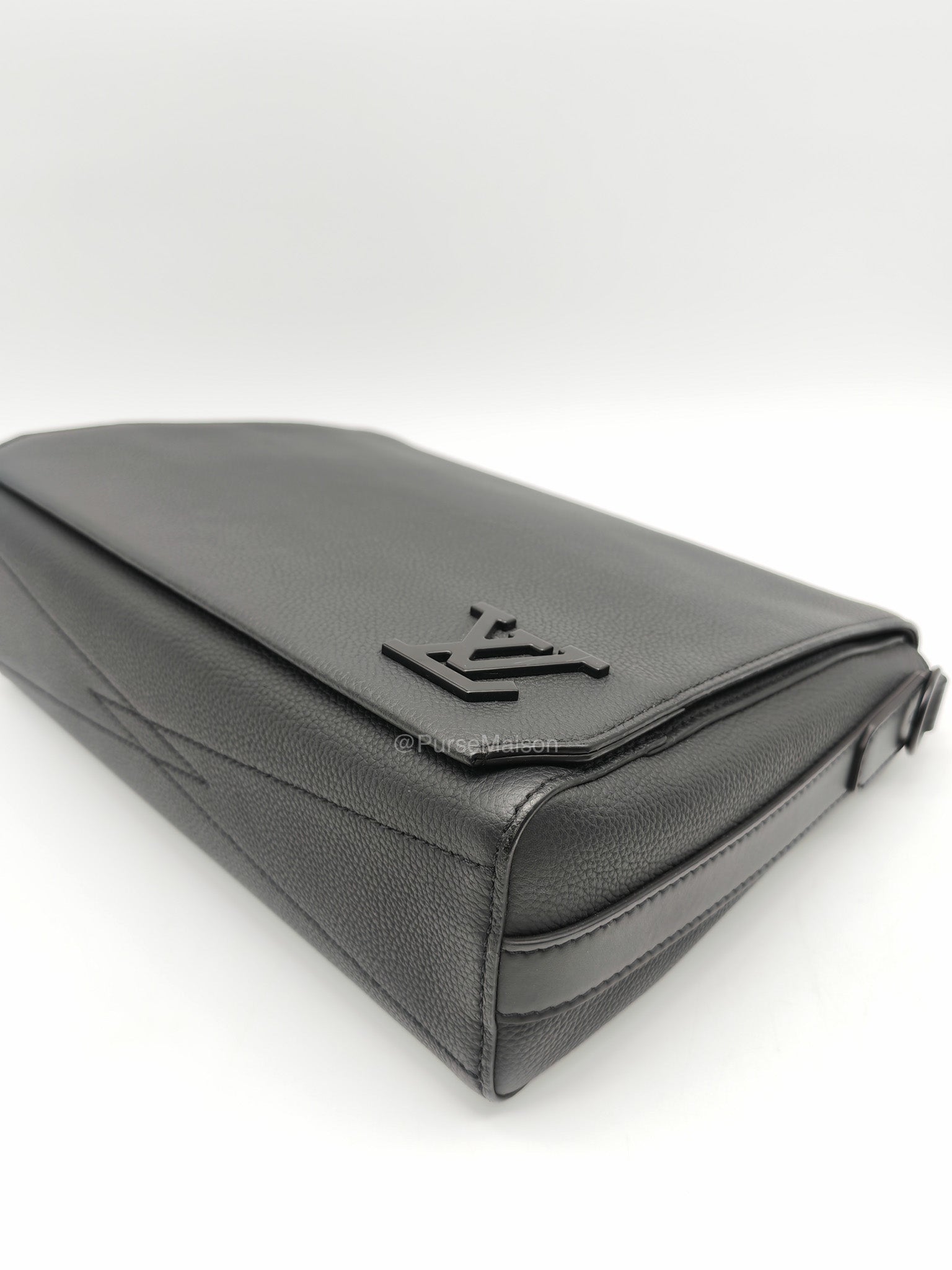 Louis Vuitton Aerogram Takeoff Messenger Bag in Black Grained Leather (Microchip) | Purse Maison Luxury Bags Shop