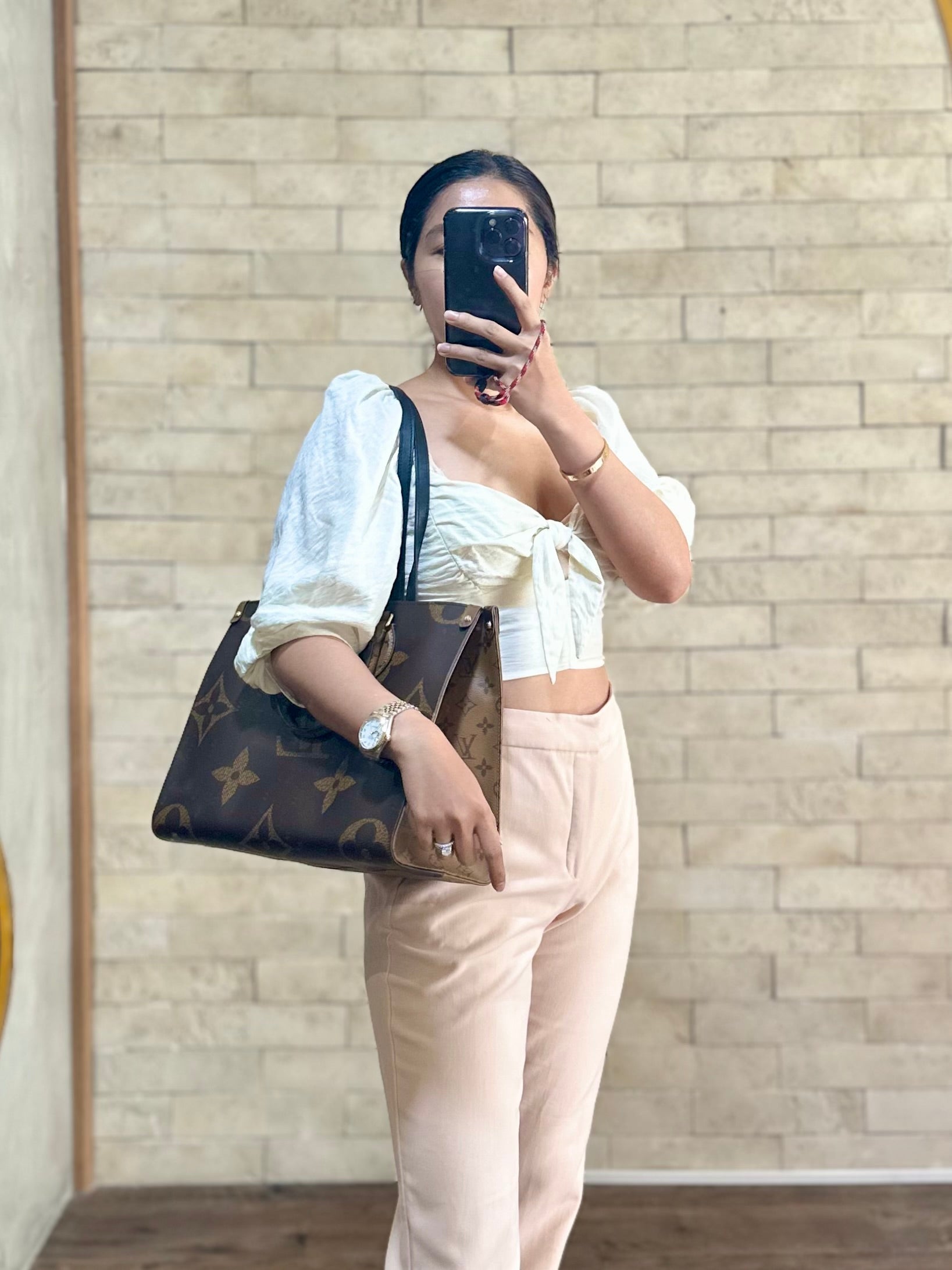 Louis Vuitton OntheGo MM Tote Bag in Reverse Monogram Canvas (Microchip) | Purse Maison Luxury Bags Shop
