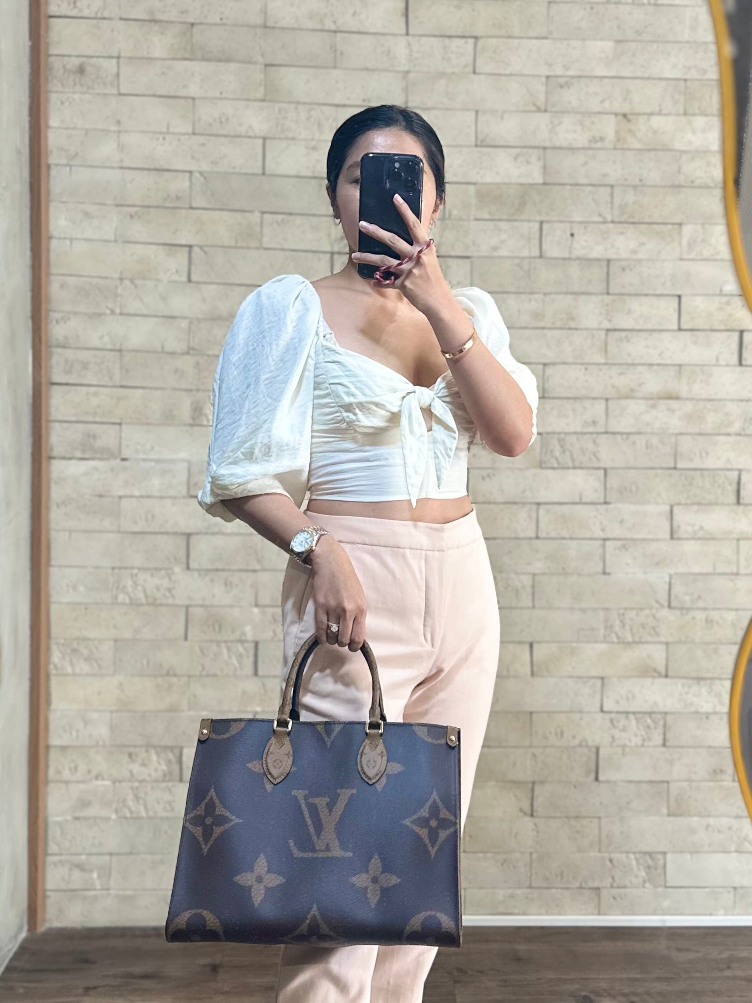 Louis Vuitton OntheGo MM Tote Bag in Reverse Monogram Canvas (Microchip) | Purse Maison Luxury Bags Shop