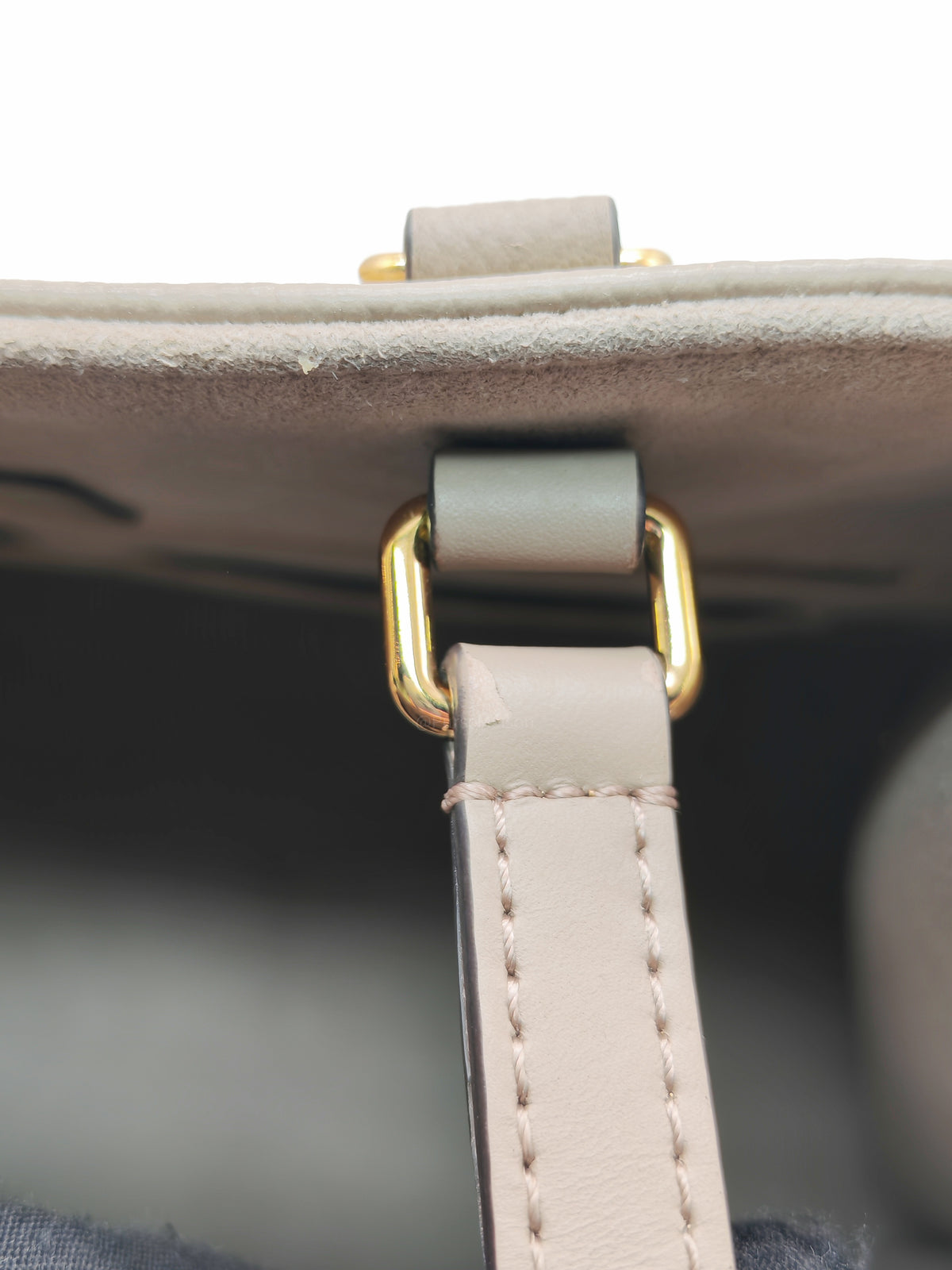 Louis Vuitton OntheGo (OTG) MM in Tourterelle/Creme Monogram Empriente Leather and Gold Hardware Microchip | Purse Maison Luxury Bags Shop