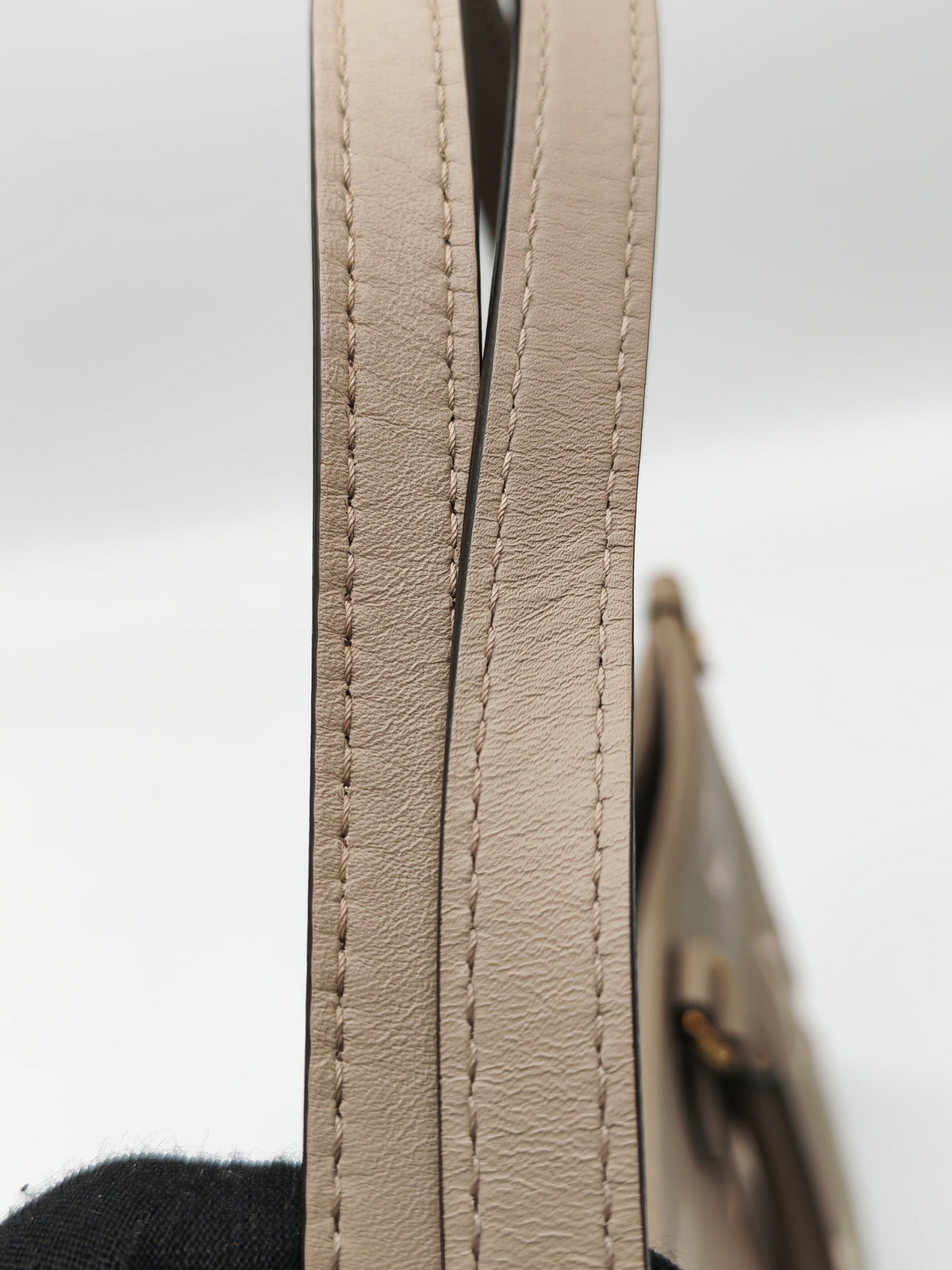 Louis Vuitton OntheGo (OTG) MM in Tourterelle/Creme Monogram Empriente Leather and Gold Hardware Microchip | Purse Maison Luxury Bags Shop
