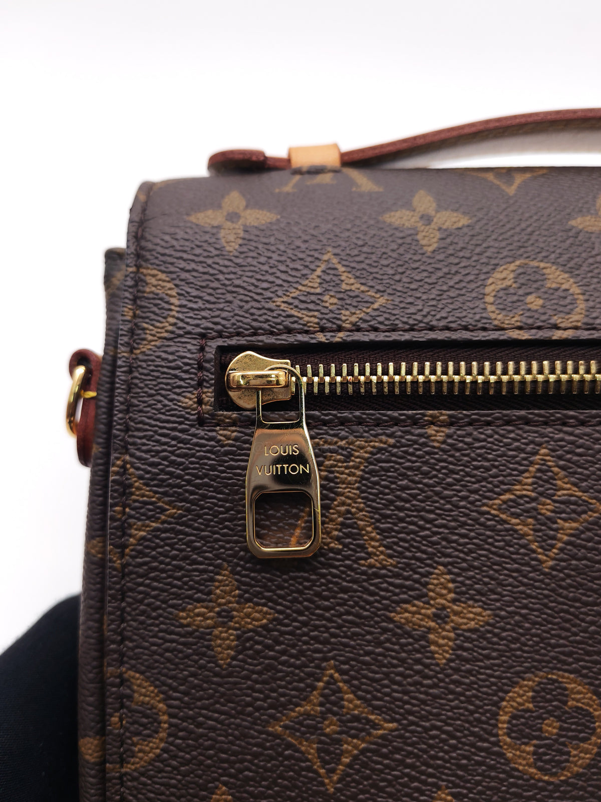 Louis Vuitton Pochette Metis MM in Monogram Canvas (Microchip) | Purse Maison Luxury Bags Shop