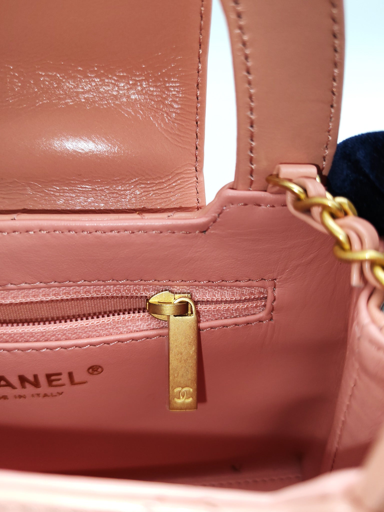 CC Kelly Small in Pink Shiny Calfskin Leather and Aged Gold Hardware (Microchip)