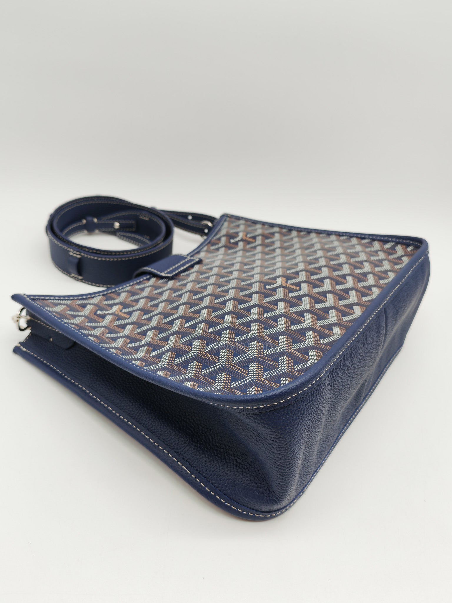 Sac Musette in Navy Blue/Bleu Marine Goyardine Canvas