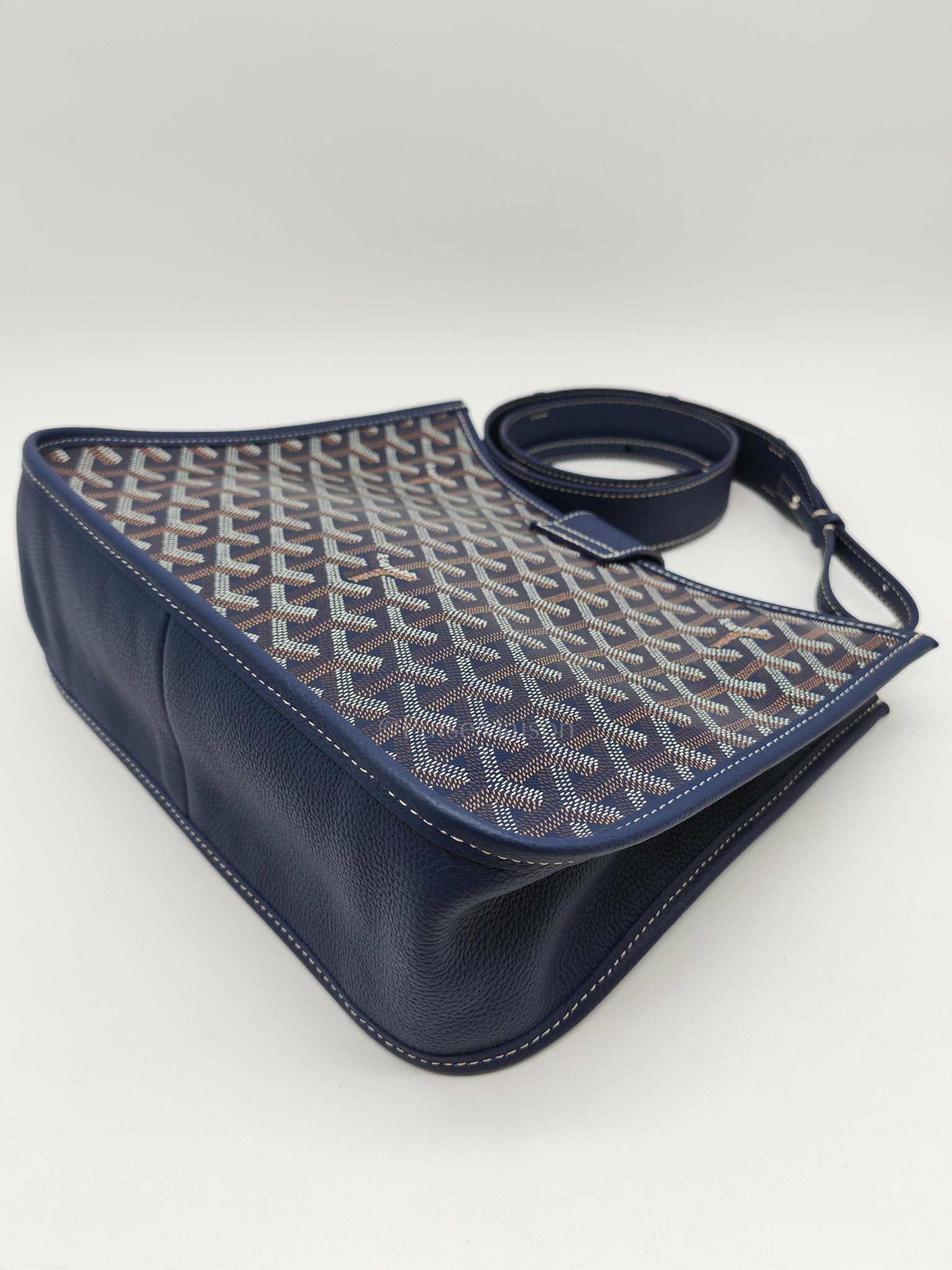 Sac Musette in Navy Blue/Bleu Marine Goyardine Canvas