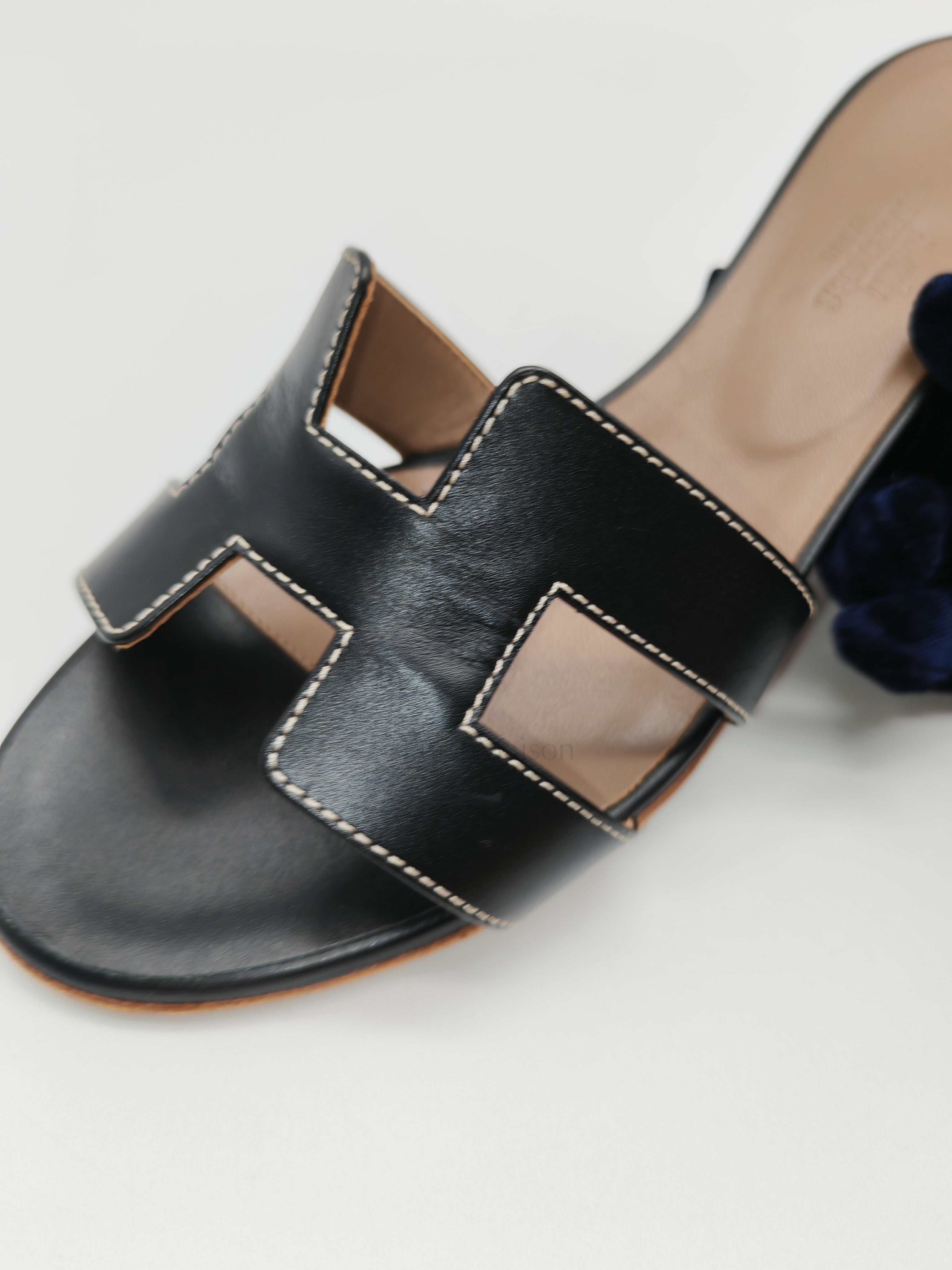 Oasis in Noir/Black Calfskin Leather Size 38 EU(24.5 cm) | Purse Maison Luxury Bags Shop