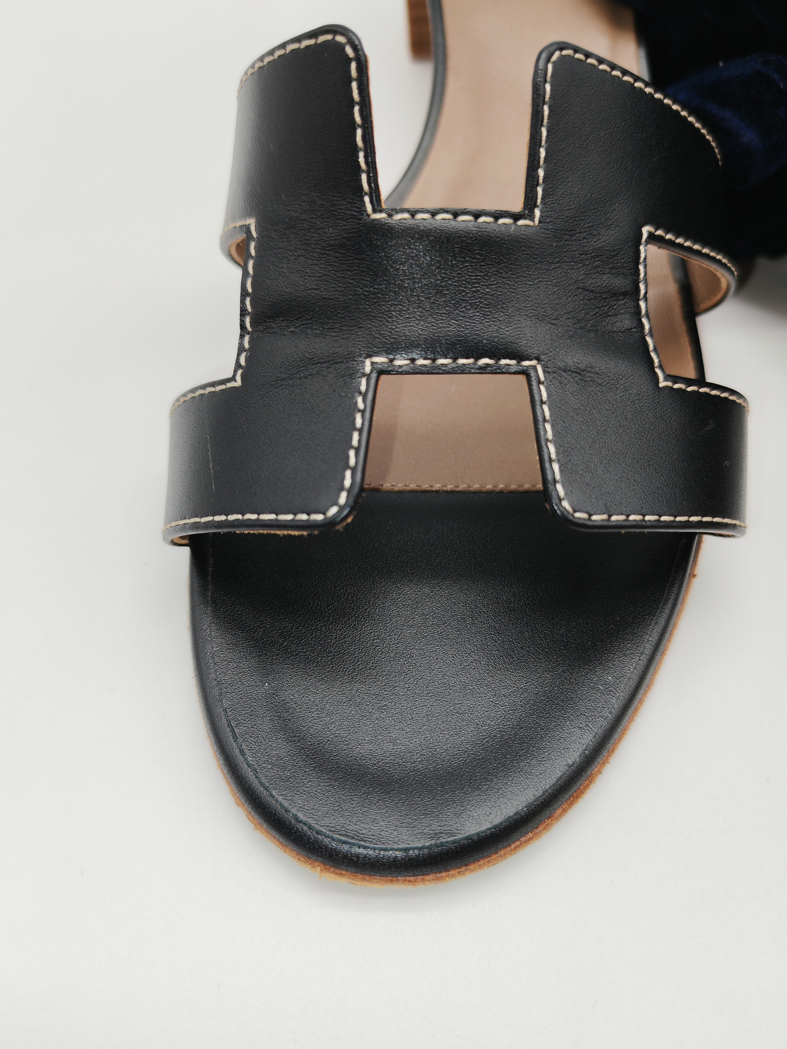 Oasis in Noir/Black Calfskin Leather Size 38 EU(24.5 cm) | Purse Maison Luxury Bags Shop