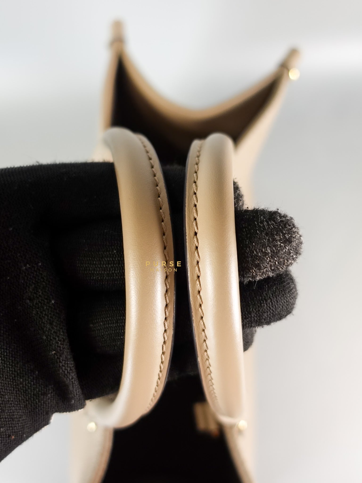 OnTheGo MM Tourterelle Empreinte Leather | Purse Maison Luxury Bags Shop