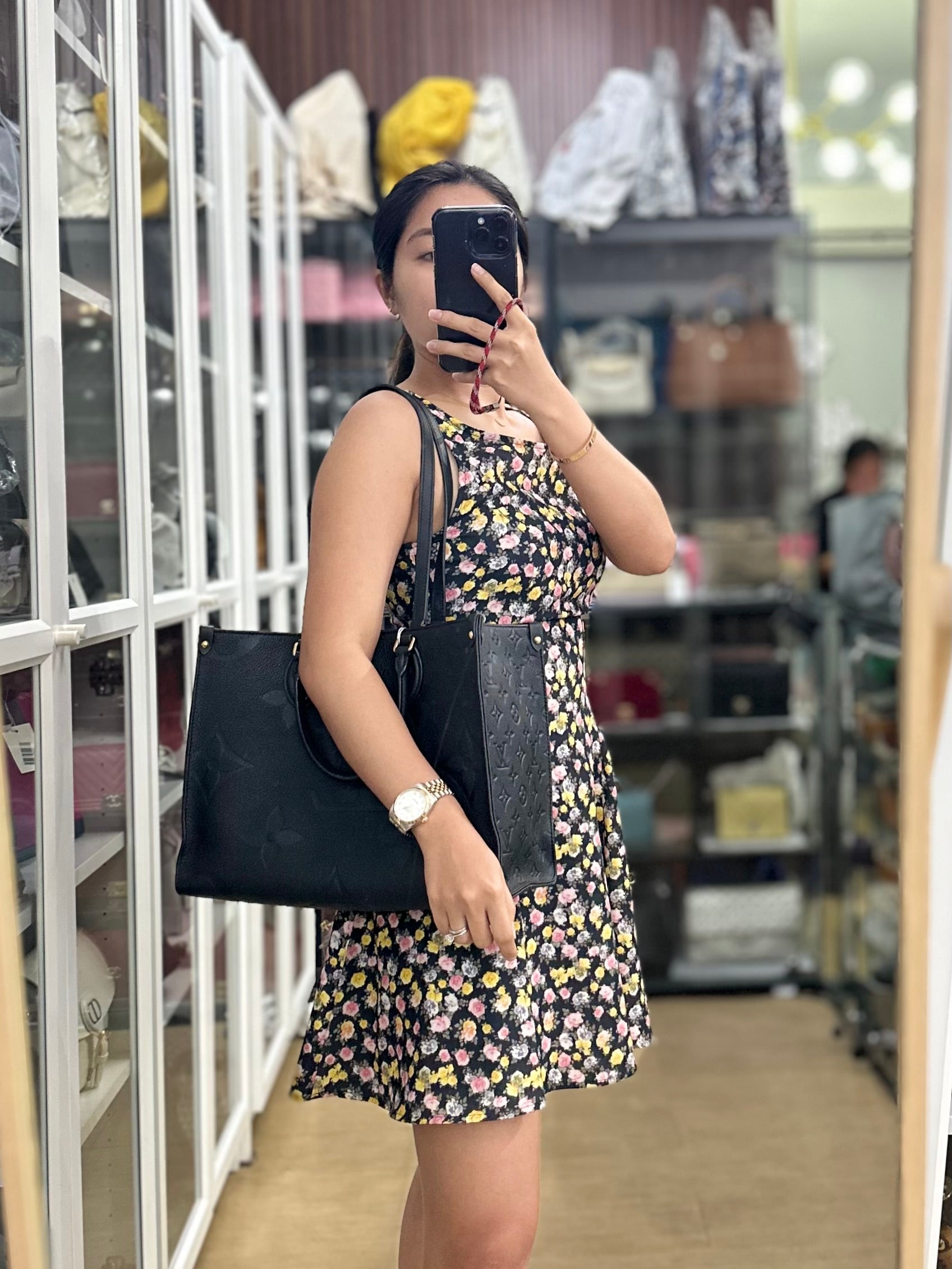 OnTheGo(OTG) MM in Black Empreinte Leather(Microchip) | Purse Maison Luxury Bags Shop