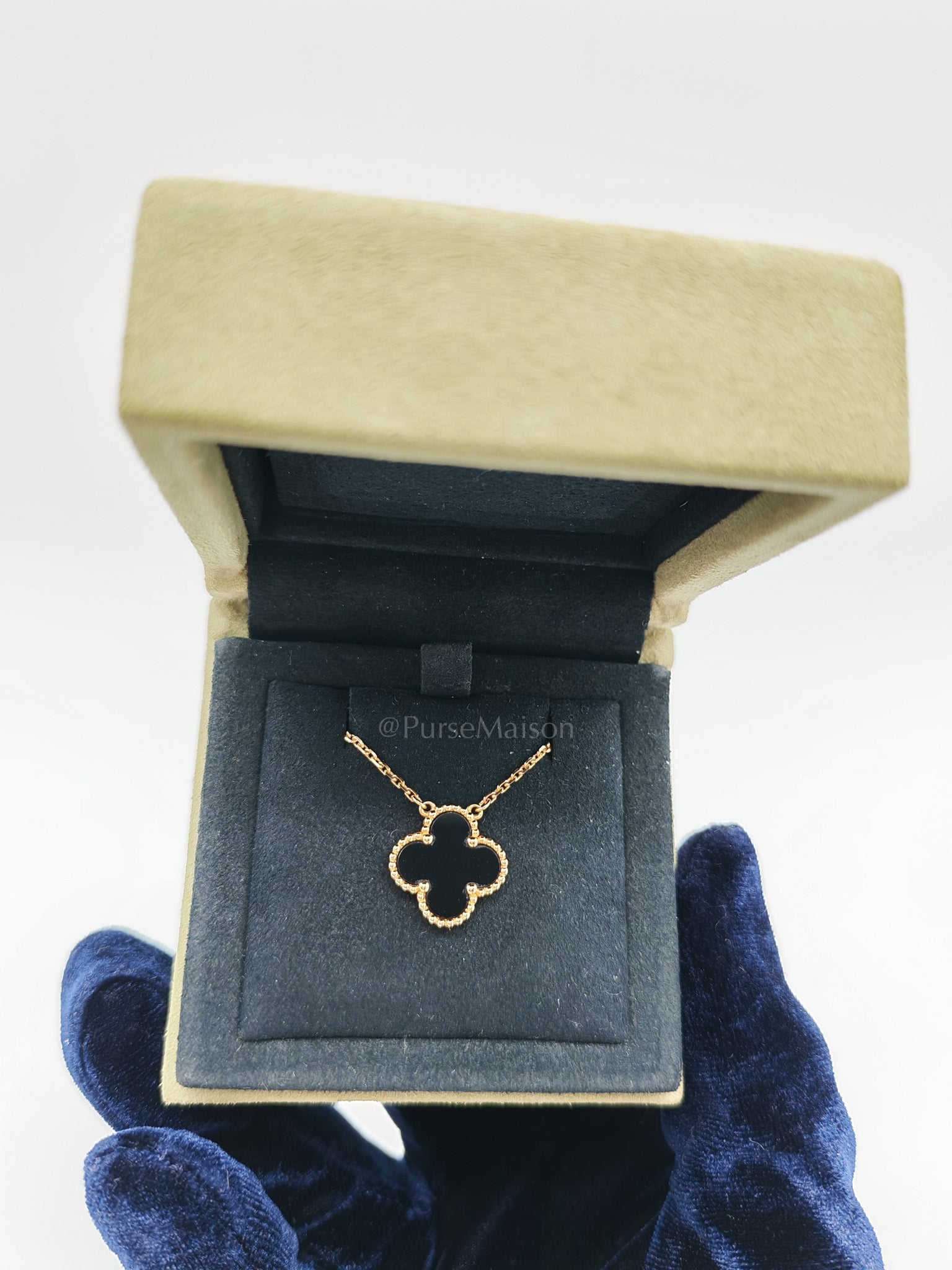 Vintage Alhambra in Onyx Pendant Yellow Gold Necklace Year 2021