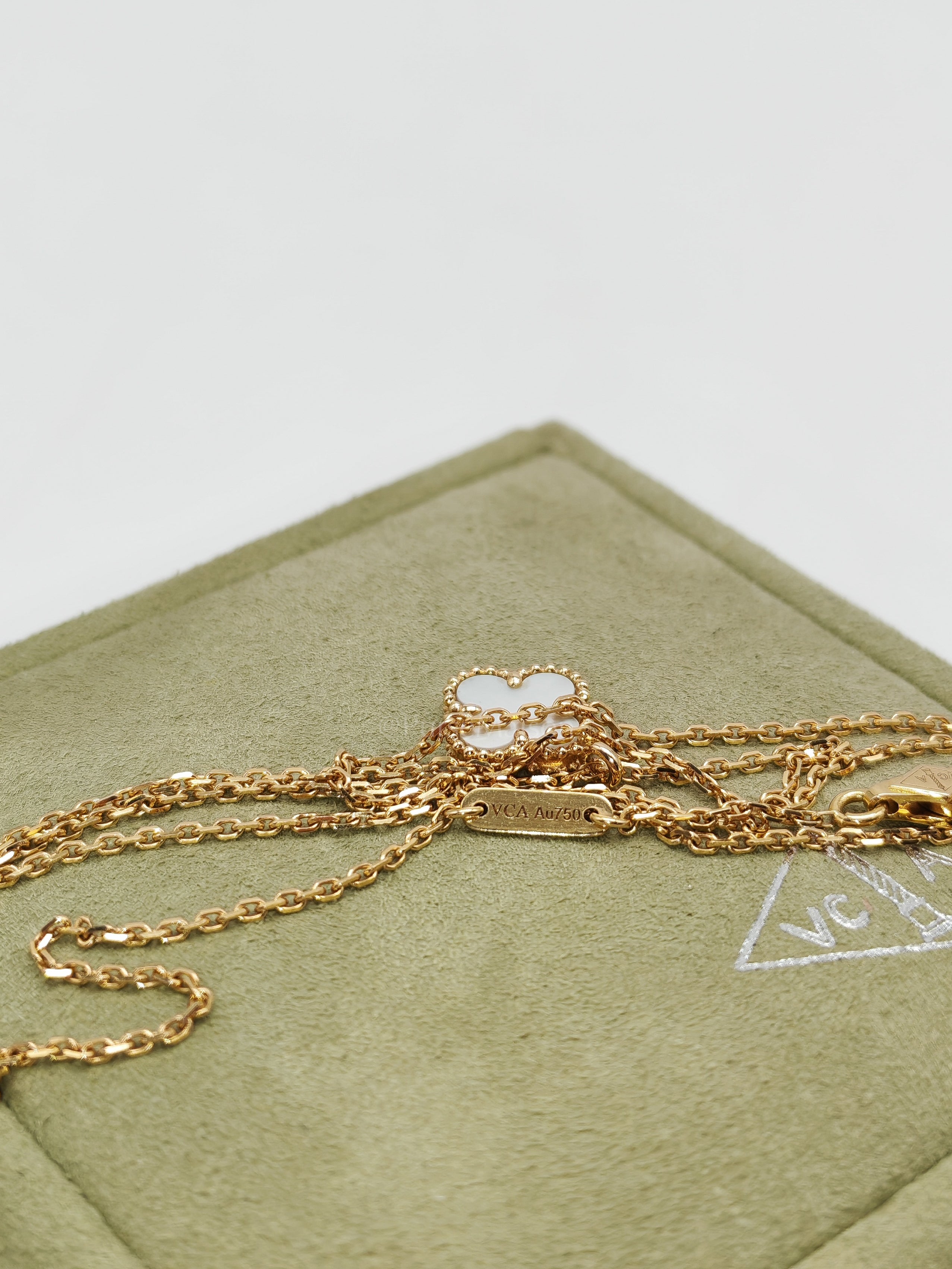 Sweet Alhambra White Mother of Pearl Pendant & Yellow Gold Necklace Year 2021