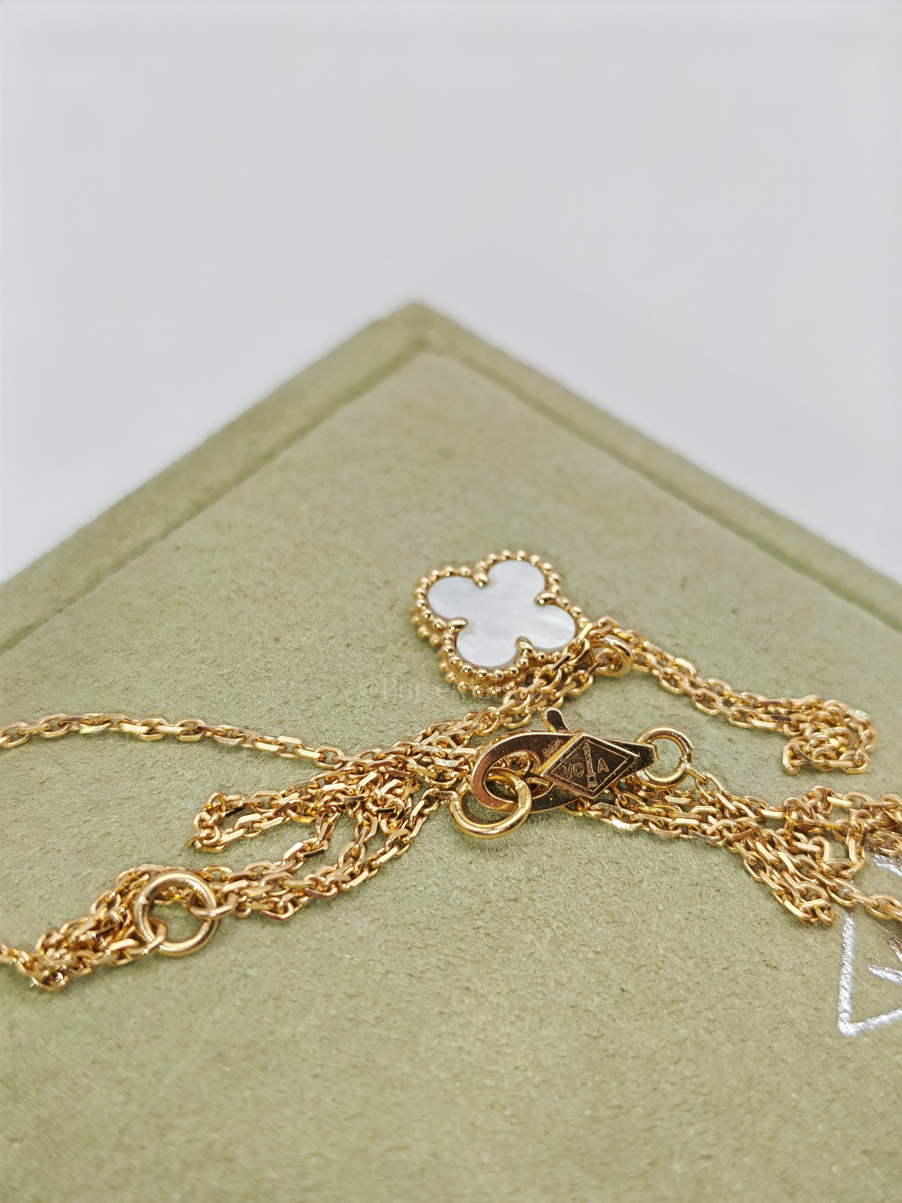 Sweet Alhambra White Mother of Pearl Pendant & Yellow Gold Necklace Year 2021