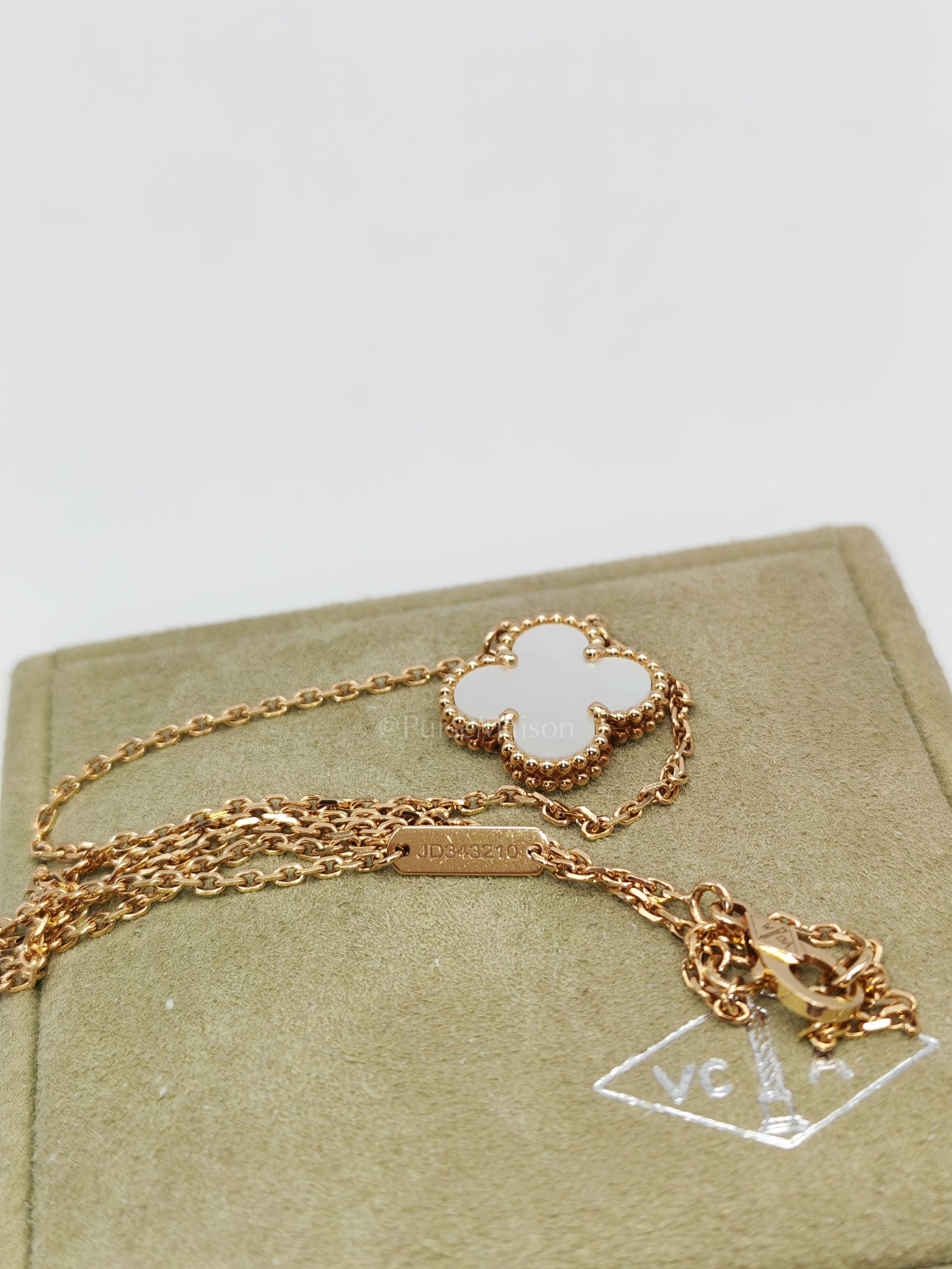 Vintage Alhambra White Mother of Pearl Pendant in Yellow Gold Necklace (2022)