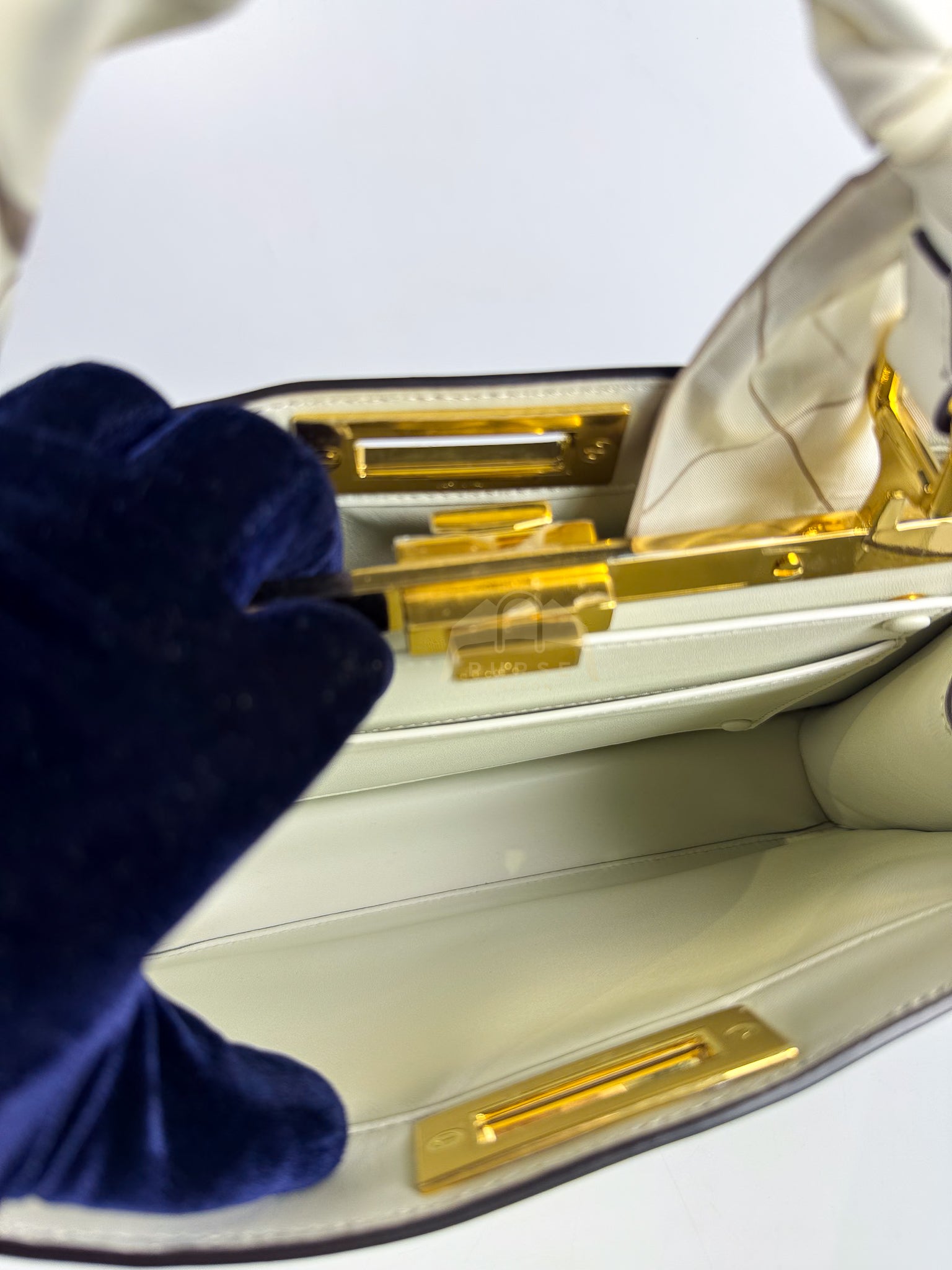 Peekaboo ISeeU Pochette Medium in White Calfskin Leather | Purse Maison Luxury Bags Shop