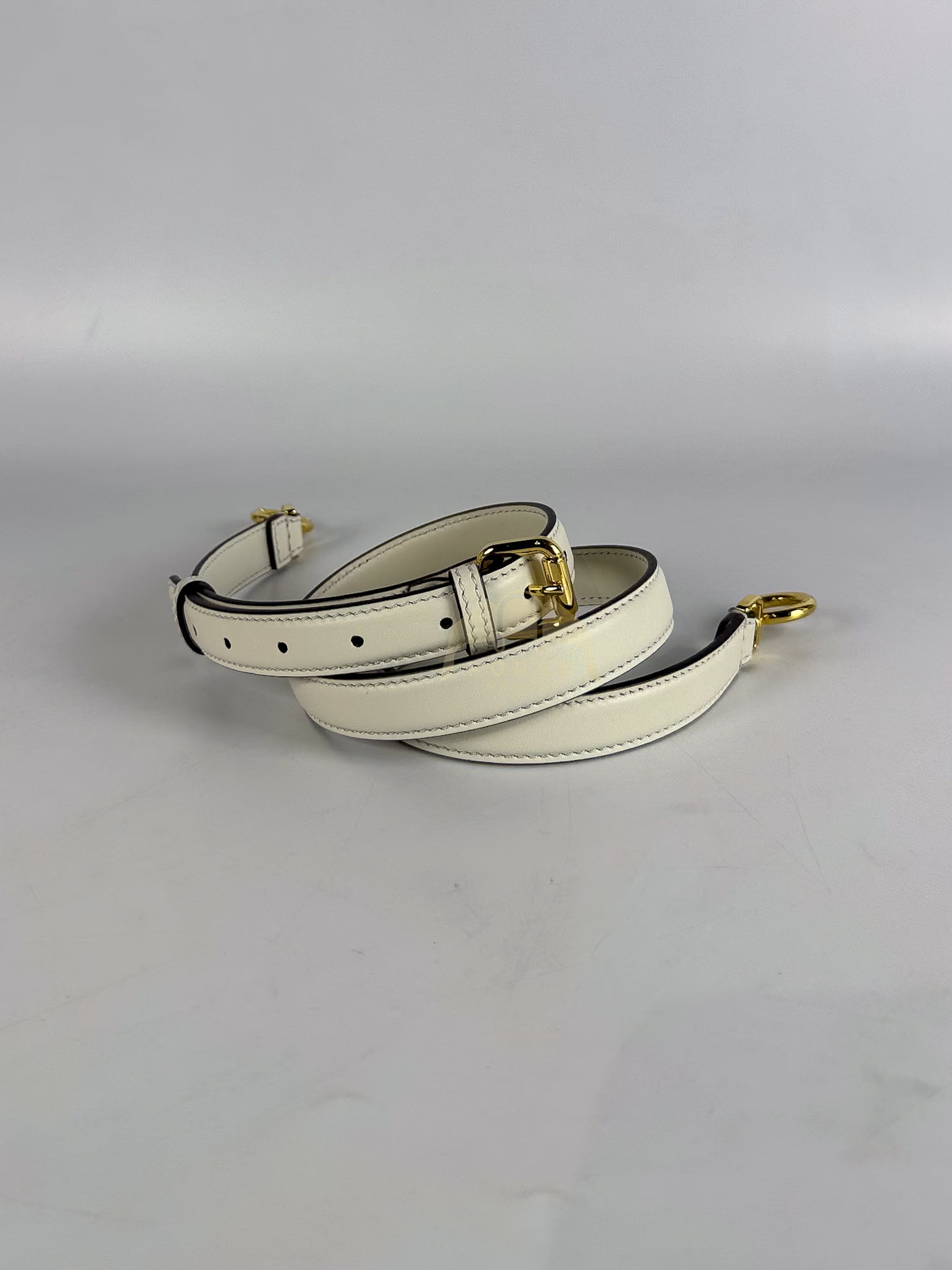 Peekaboo ISeeU Pochette Medium in White Calfskin Leather | Purse Maison Luxury Bags Shop