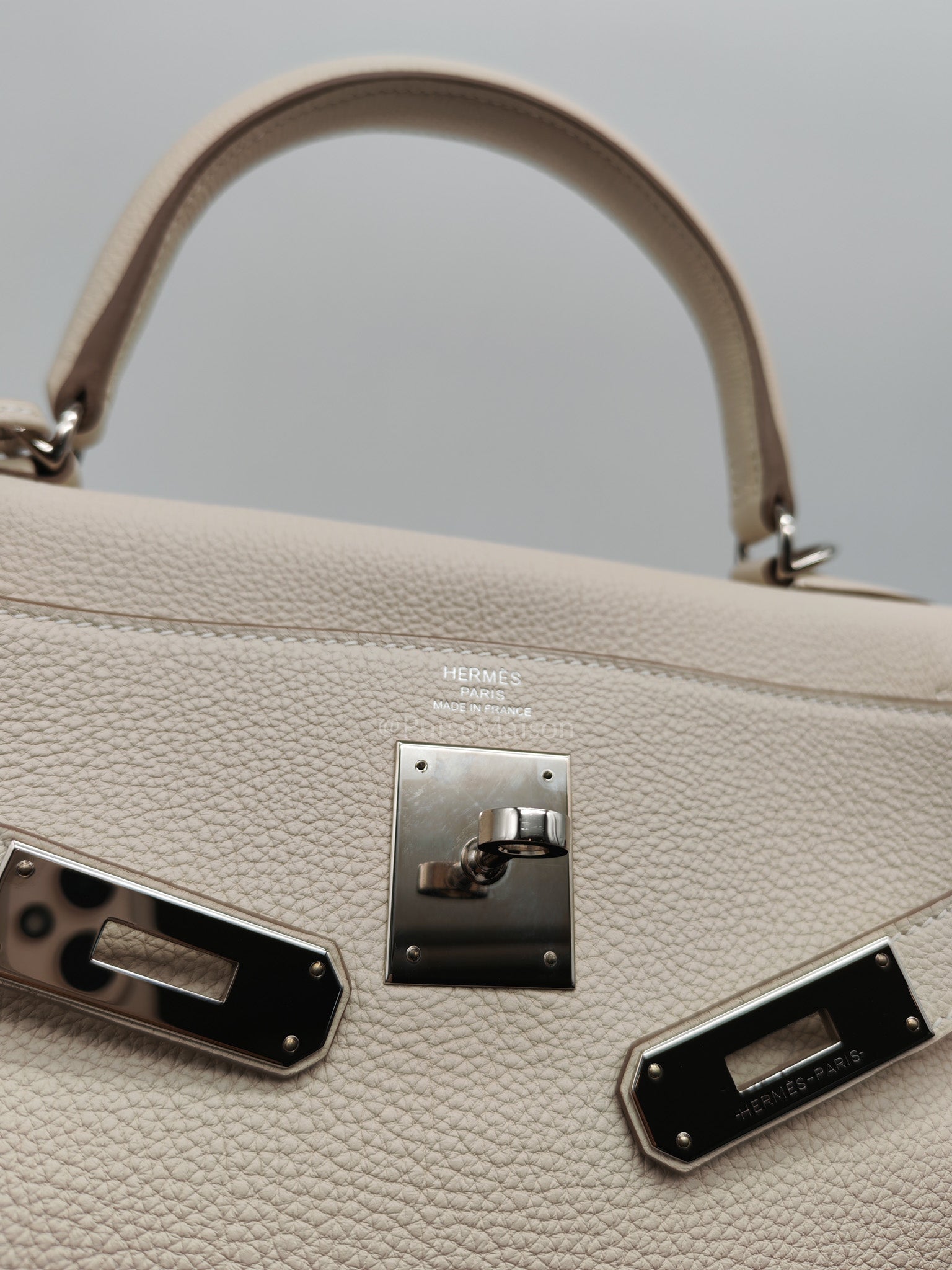 Kelly 28 Retourne in Craie Togo Leather and Palladium Hardware Stamp K (2025)