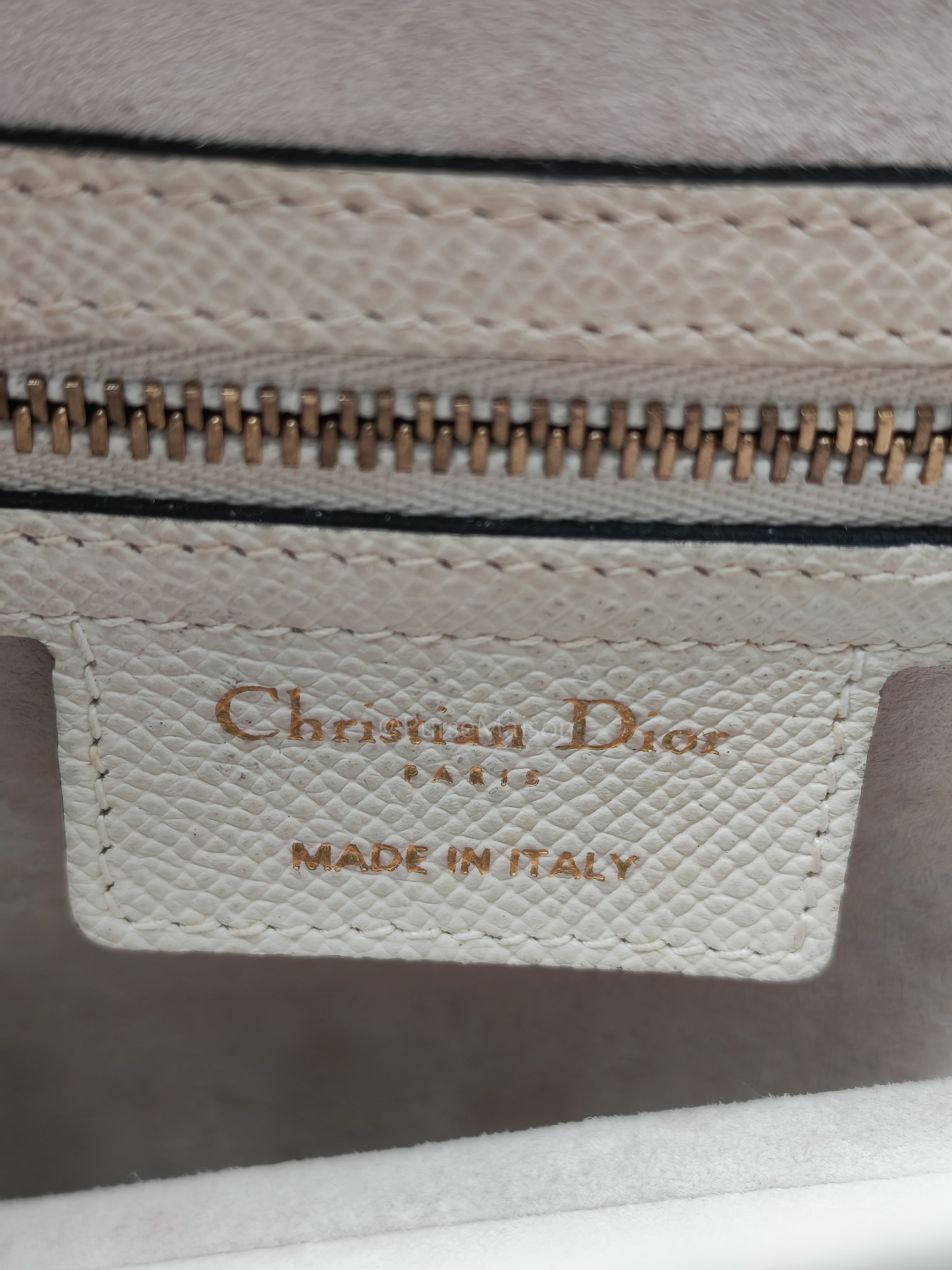 Saddle Shoulder Bag Medium in Latte Grained Calfskin Leather | Purse Maison Luxury Bags Shop