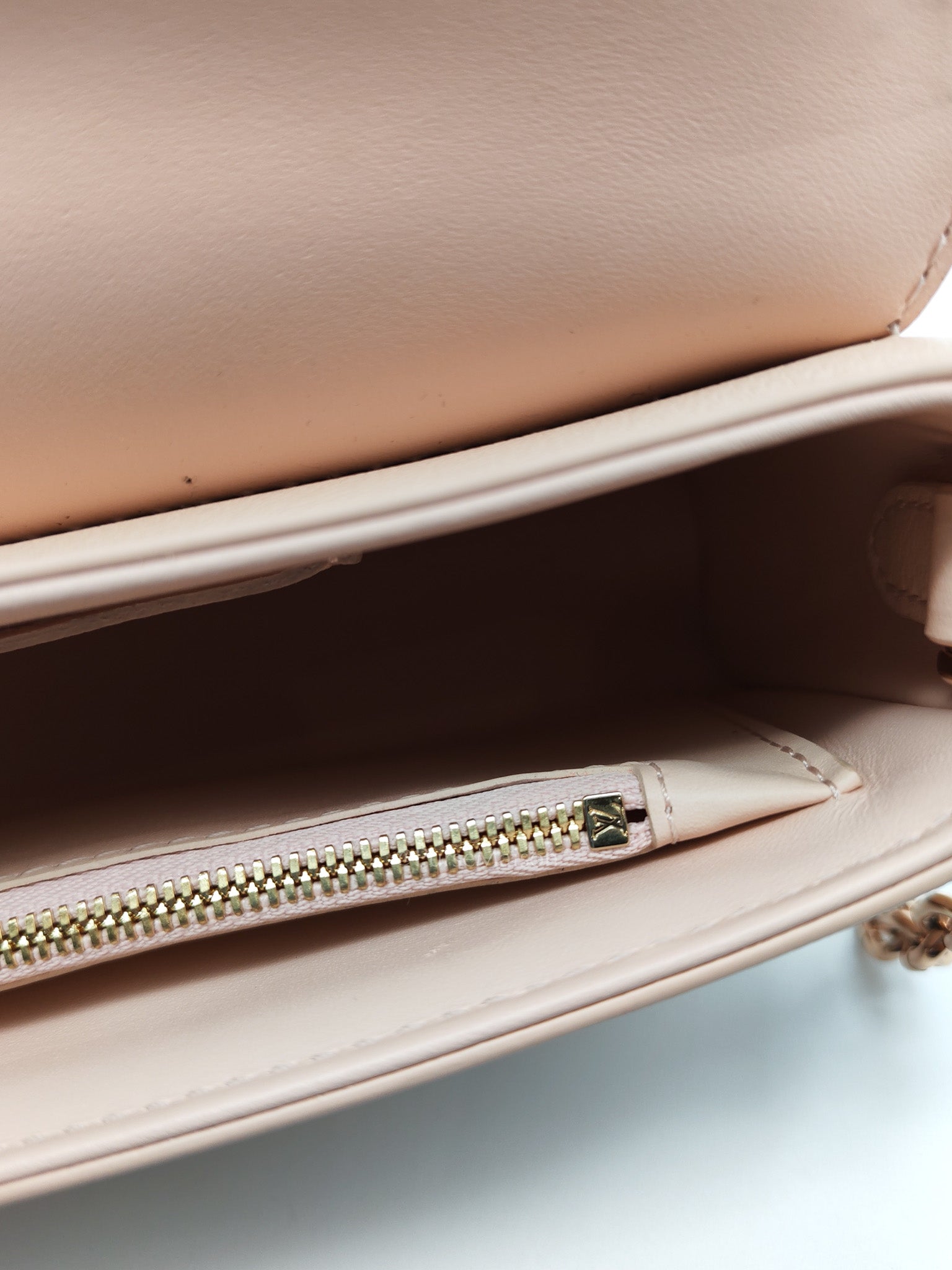 Twist East West in Rose Ballerine Grained Leather Rosegold Hardware Shoulder Bag