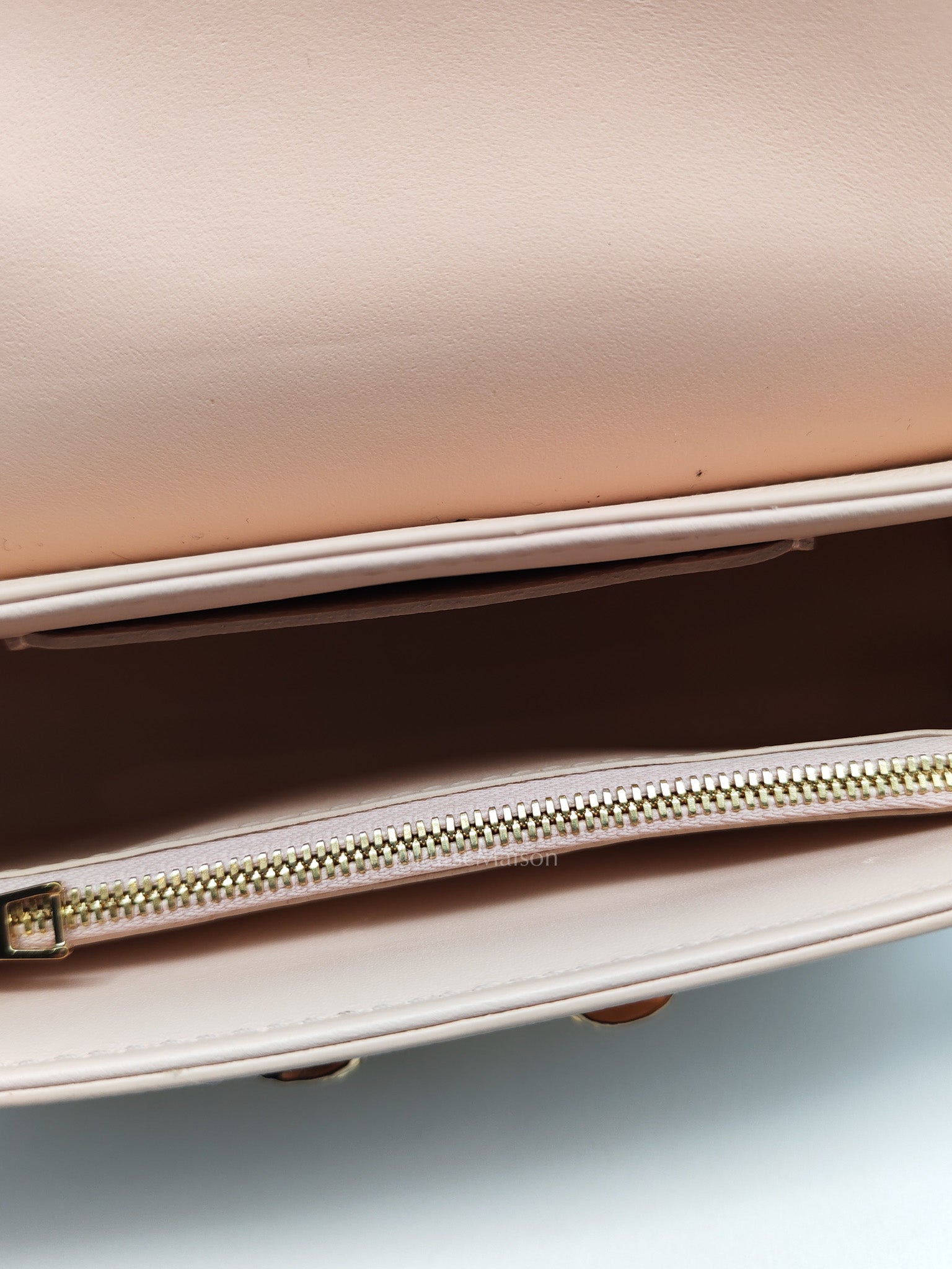 Twist East West in Rose Ballerine Grained Leather Rosegold Hardware Shoulder Bag