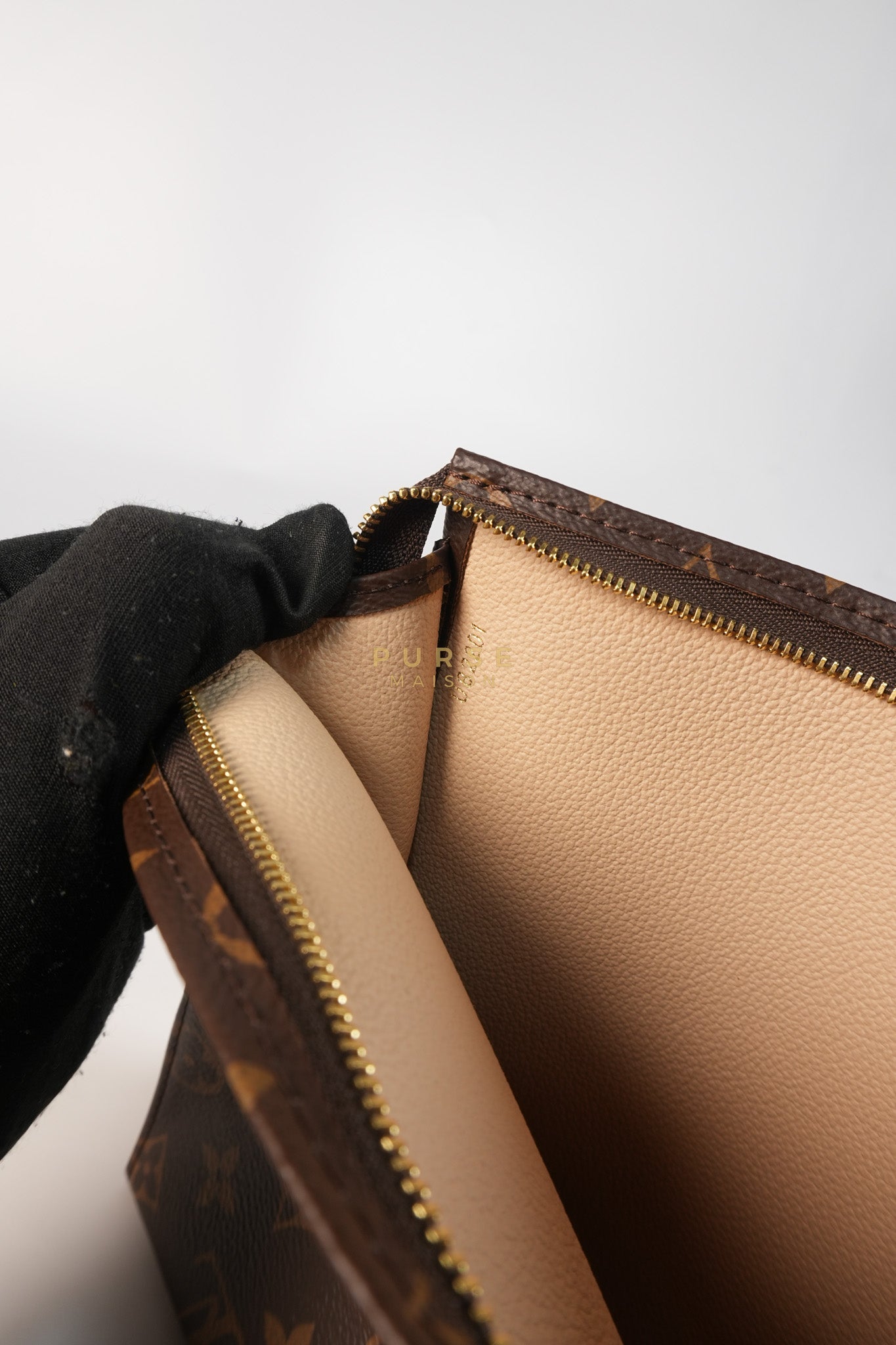 Toiletry Pouch in Monogram Canvas (Date code: UB2201) | Purse Maison Luxury Bags Shop