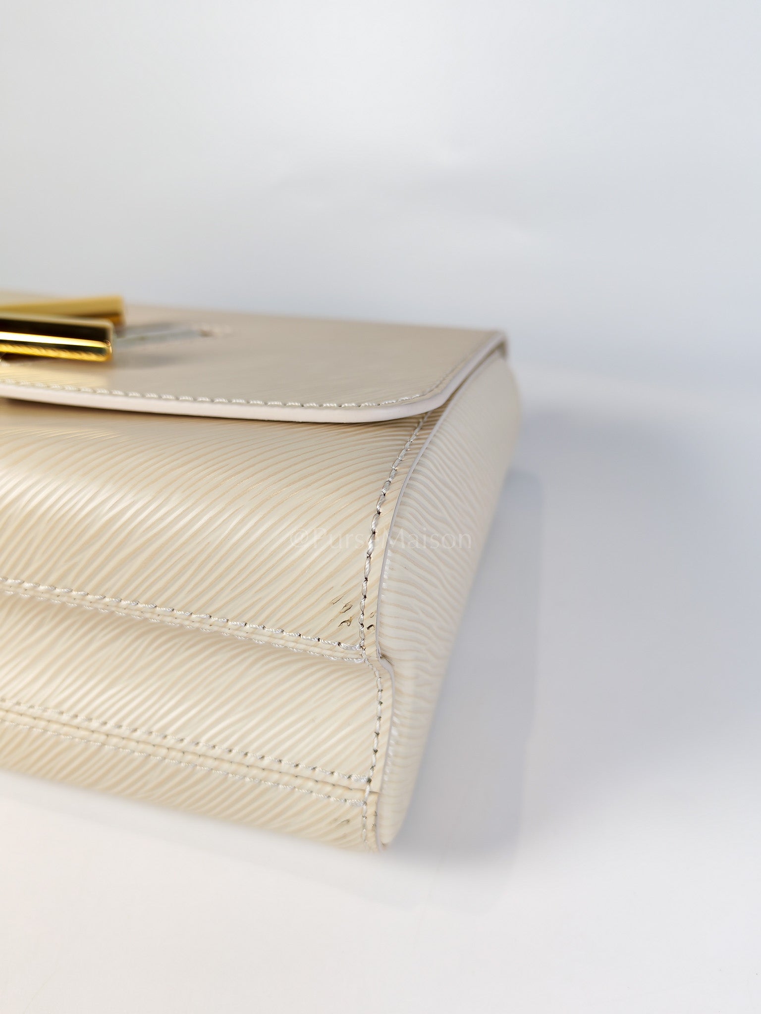 Twist Lock MM in Cream Epi Leather and Mixed Hardware Shoulder Bag (Microchip) | Purse Maison Luxury Bags Shop