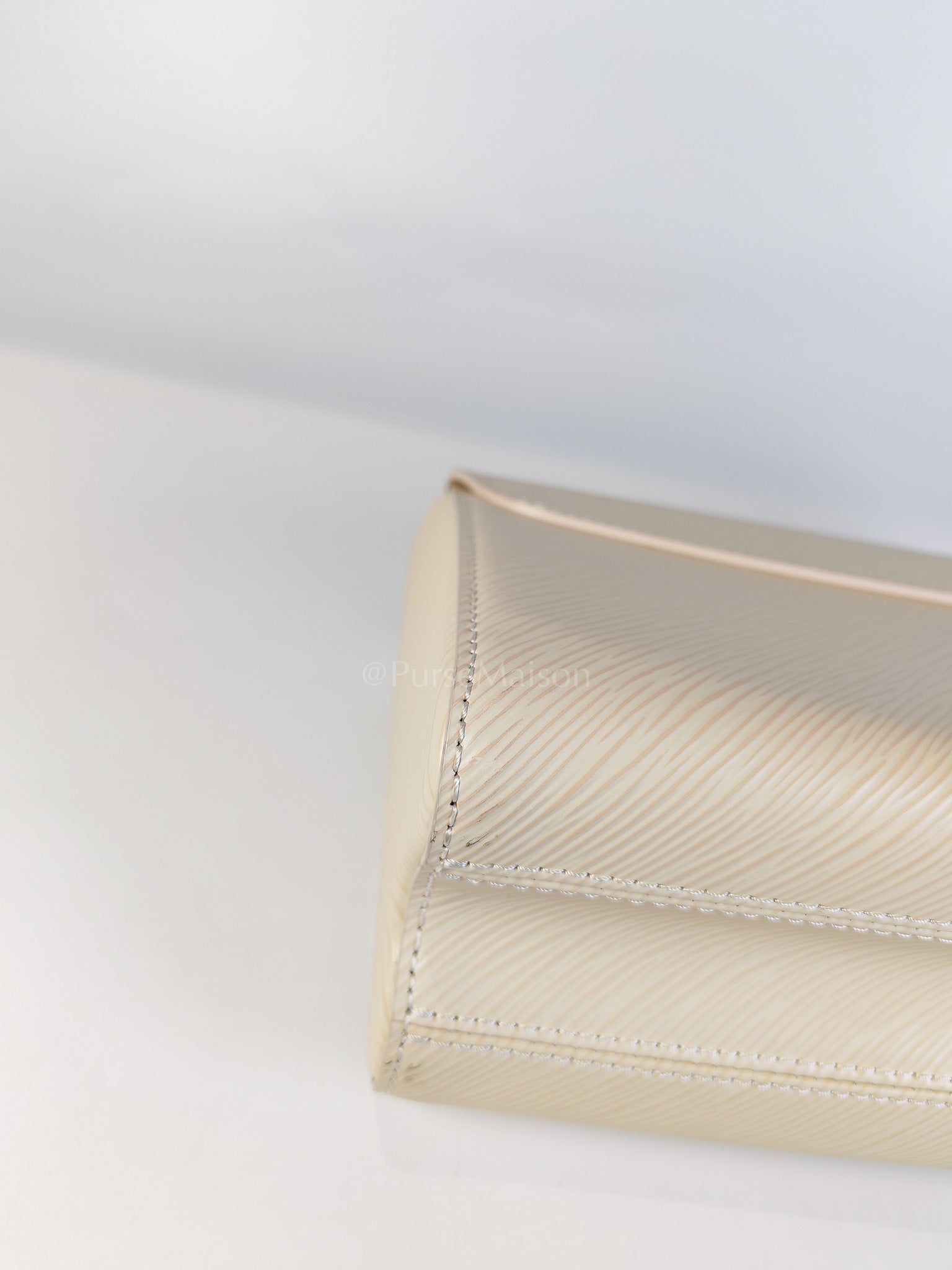 Twist Lock MM in Cream Epi Leather and Mixed Hardware Shoulder Bag (Microchip) | Purse Maison Luxury Bags Shop