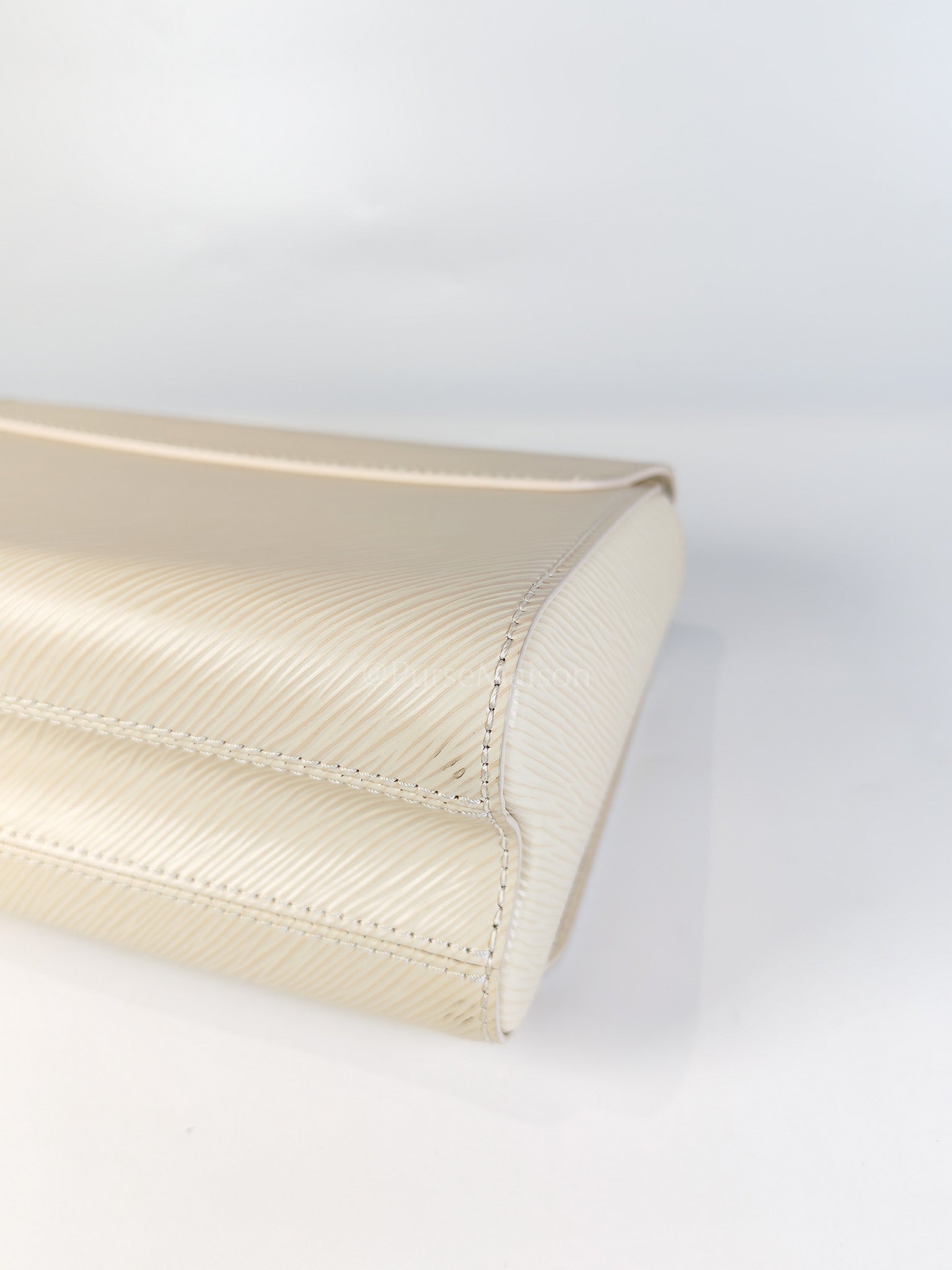 Twist Lock MM in Cream Epi Leather and Mixed Hardware Shoulder Bag (Microchip) | Purse Maison Luxury Bags Shop