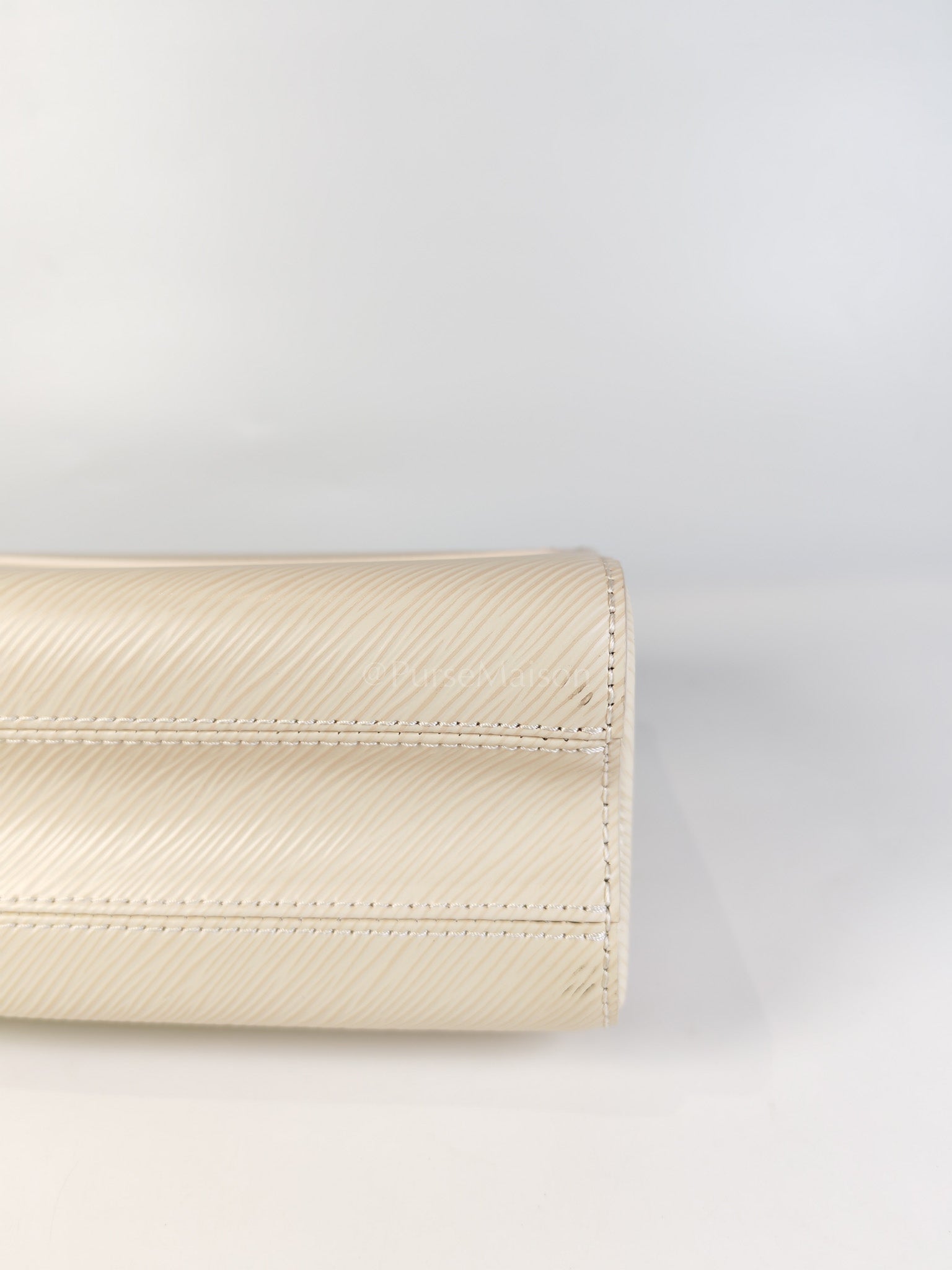 Twist Lock MM in Cream Epi Leather and Mixed Hardware Shoulder Bag (Microchip) | Purse Maison Luxury Bags Shop