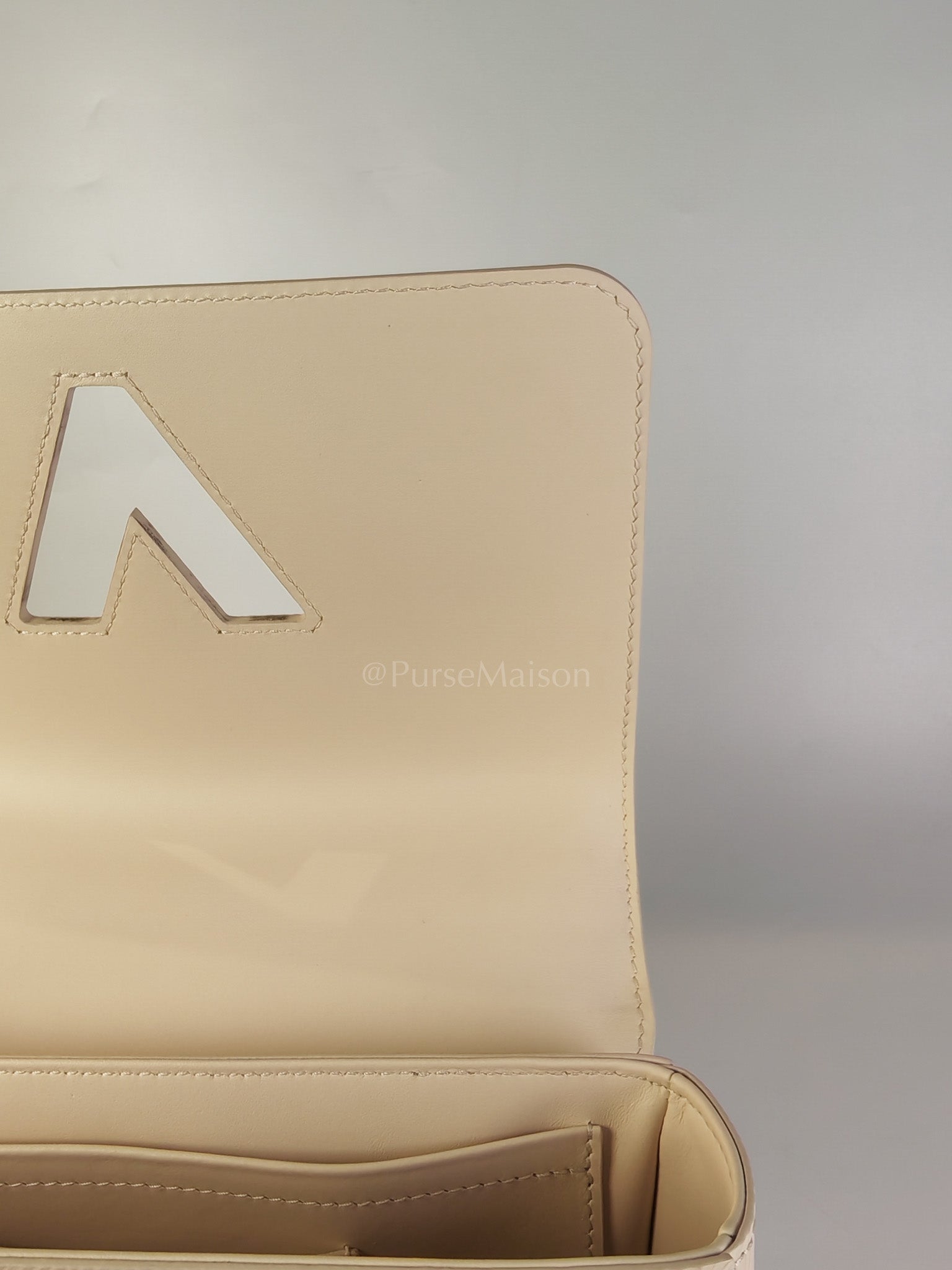 Twist Lock MM in Cream Epi Leather and Mixed Hardware Shoulder Bag (Microchip) | Purse Maison Luxury Bags Shop