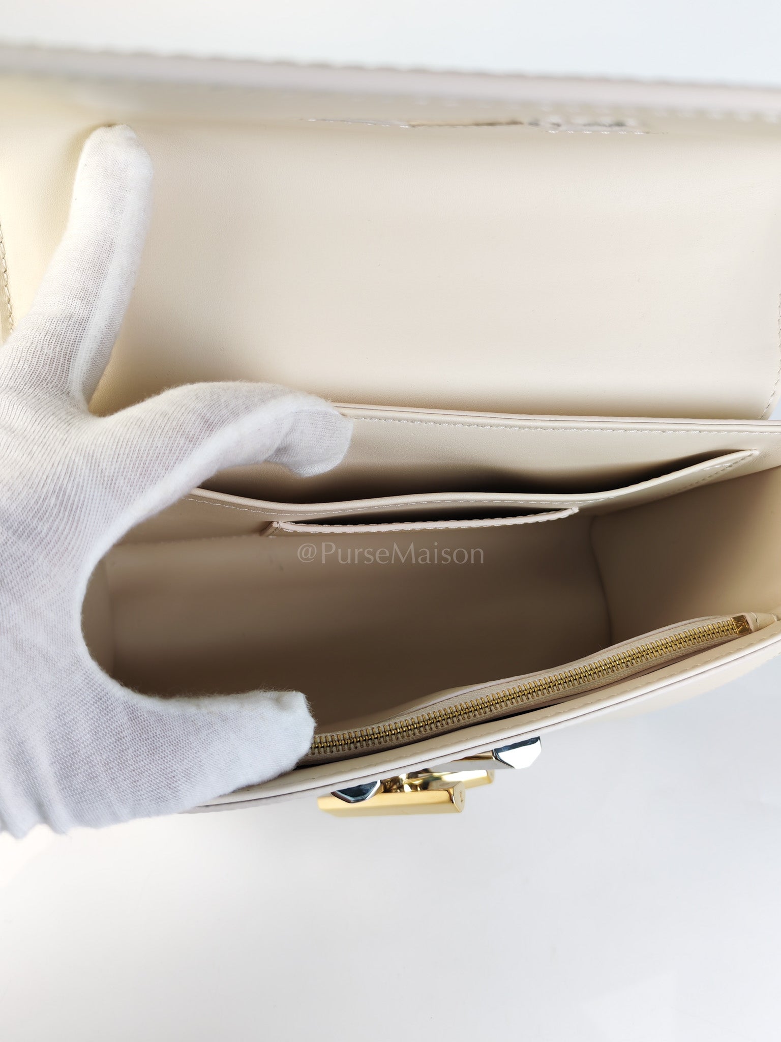 Twist Lock MM in Cream Epi Leather and Mixed Hardware Shoulder Bag (Microchip) | Purse Maison Luxury Bags Shop