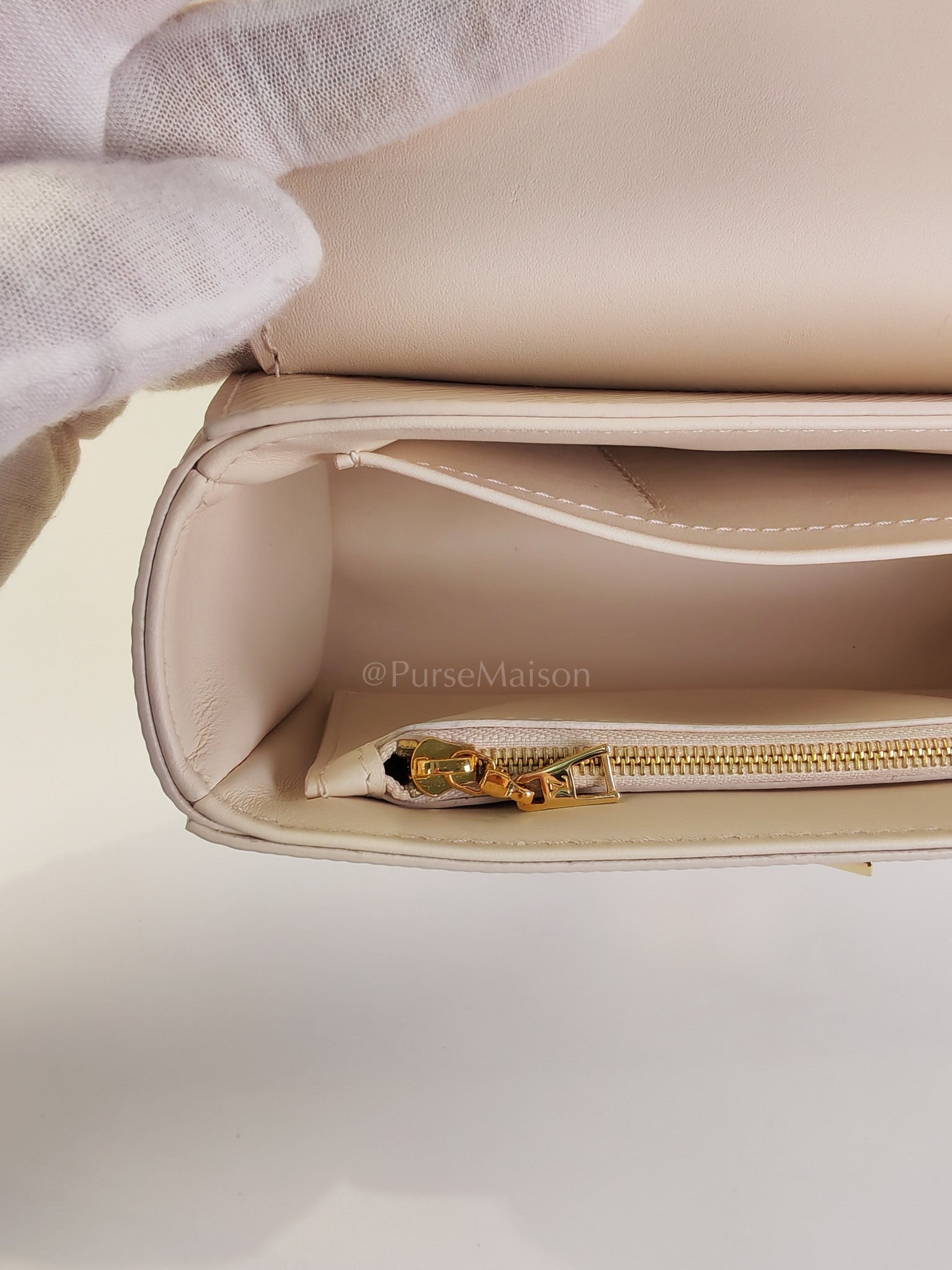 Twist Lock MM in Cream Epi Leather and Mixed Hardware Shoulder Bag (Microchip) | Purse Maison Luxury Bags Shop