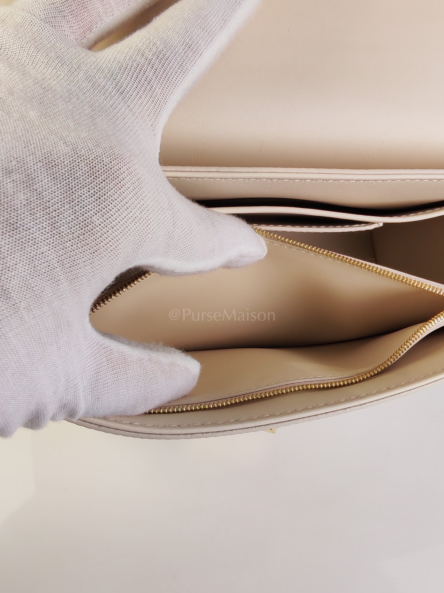 Twist Lock MM in Cream Epi Leather and Mixed Hardware Shoulder Bag (Microchip) | Purse Maison Luxury Bags Shop