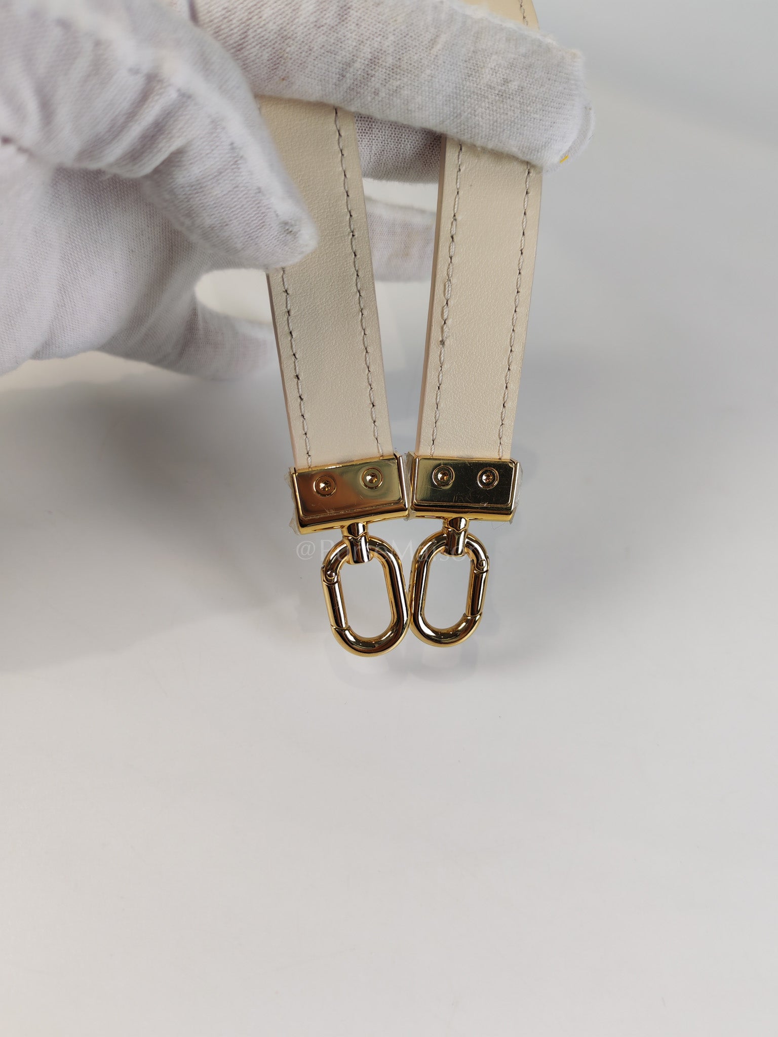 Twist Lock MM in Cream Epi Leather and Mixed Hardware Shoulder Bag (Microchip) | Purse Maison Luxury Bags Shop