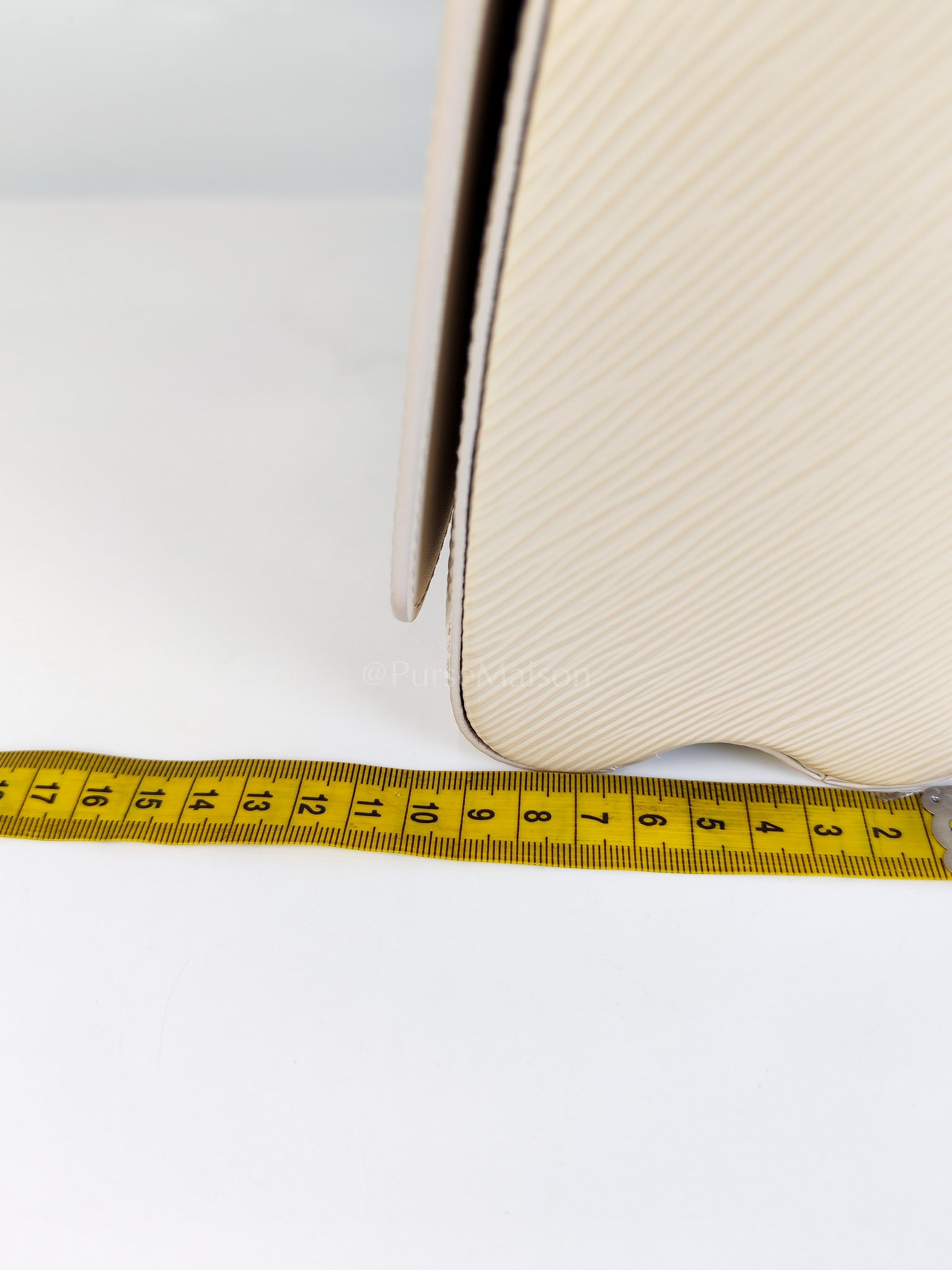 Twist Lock MM in Cream Epi Leather and Mixed Hardware Shoulder Bag (Microchip) | Purse Maison Luxury Bags Shop