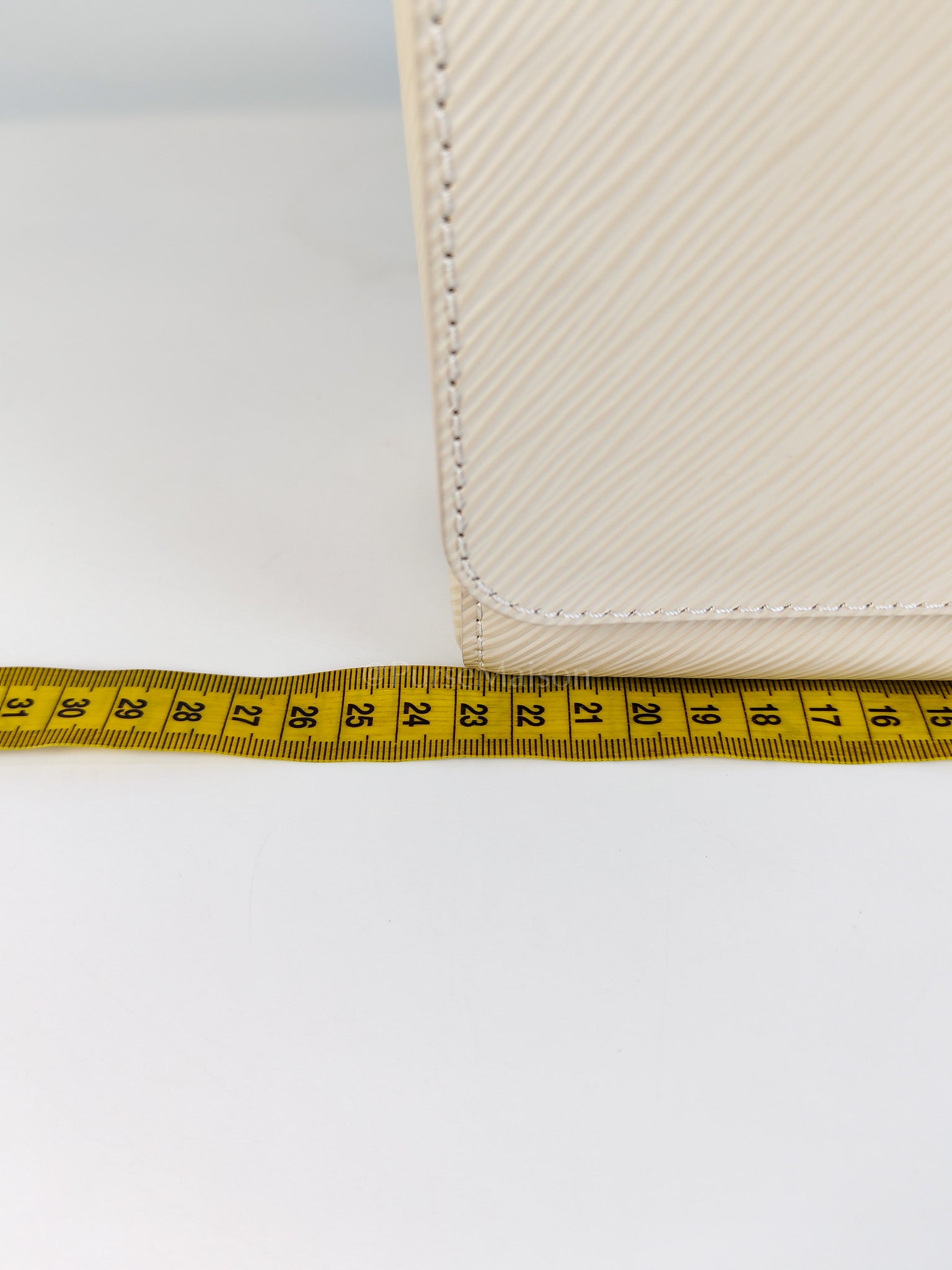 Twist Lock MM in Cream Epi Leather and Mixed Hardware Shoulder Bag (Microchip) | Purse Maison Luxury Bags Shop