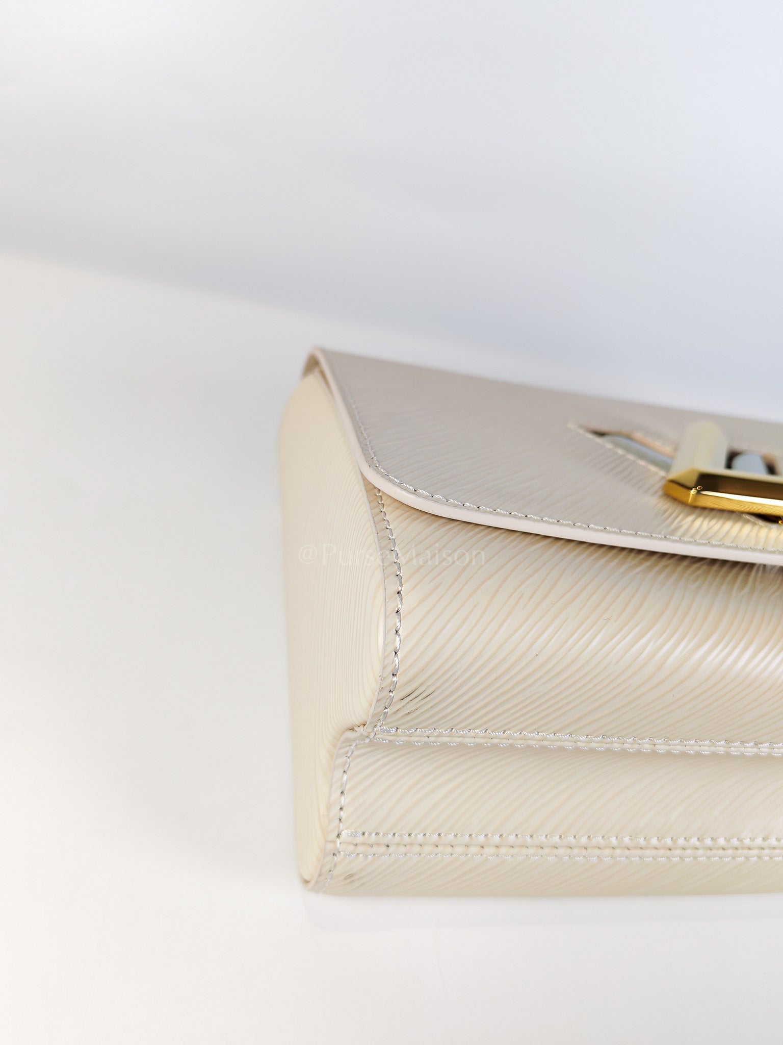Twist Lock MM in Cream Epi Leather and Mixed Hardware Shoulder Bag (Microchip) | Purse Maison Luxury Bags Shop