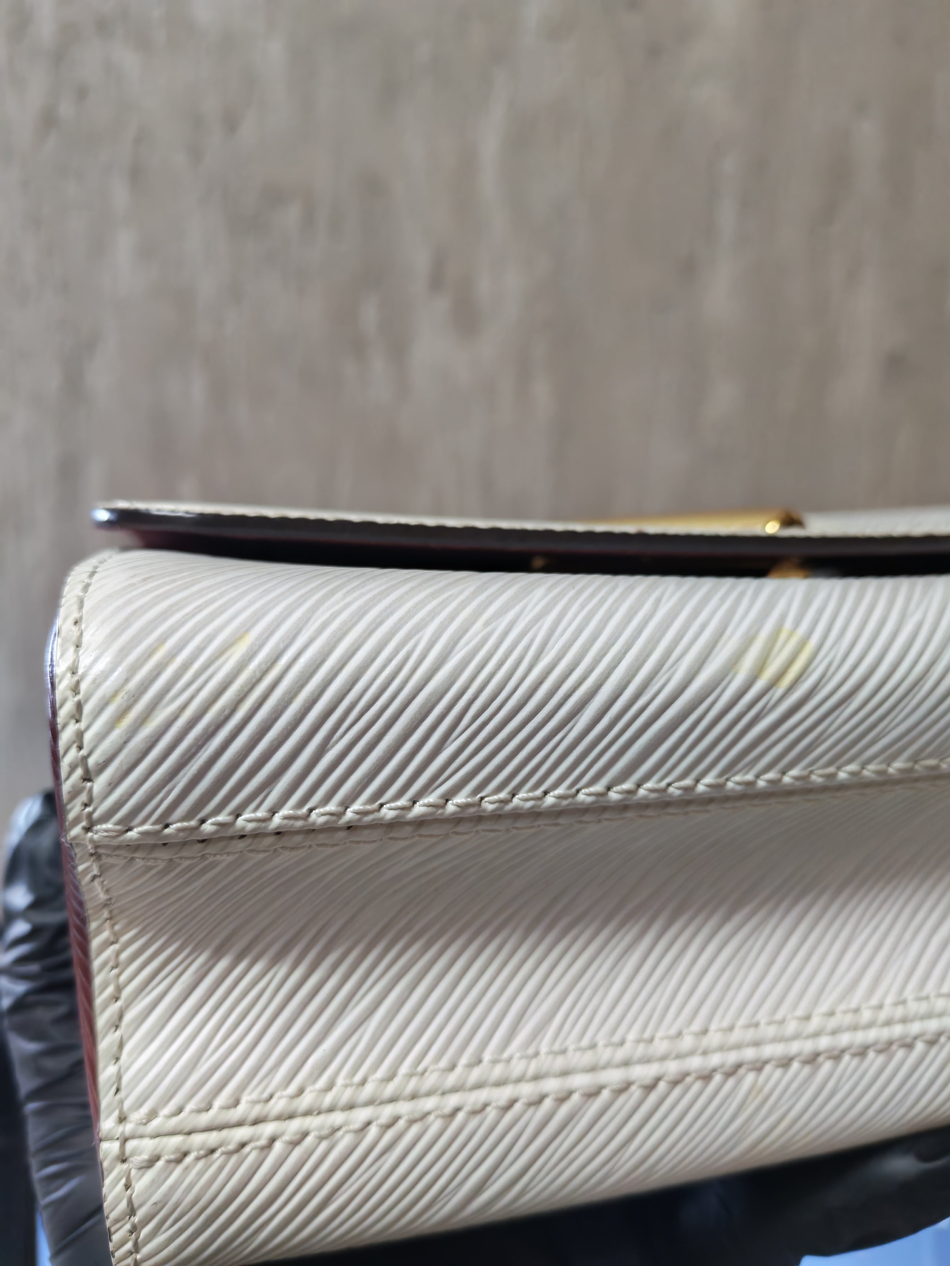 Twist MM Bi-color in Epi Leather and Gold Hardware (Date Code: AR1149) | Purse Maison Luxury Bags Shop