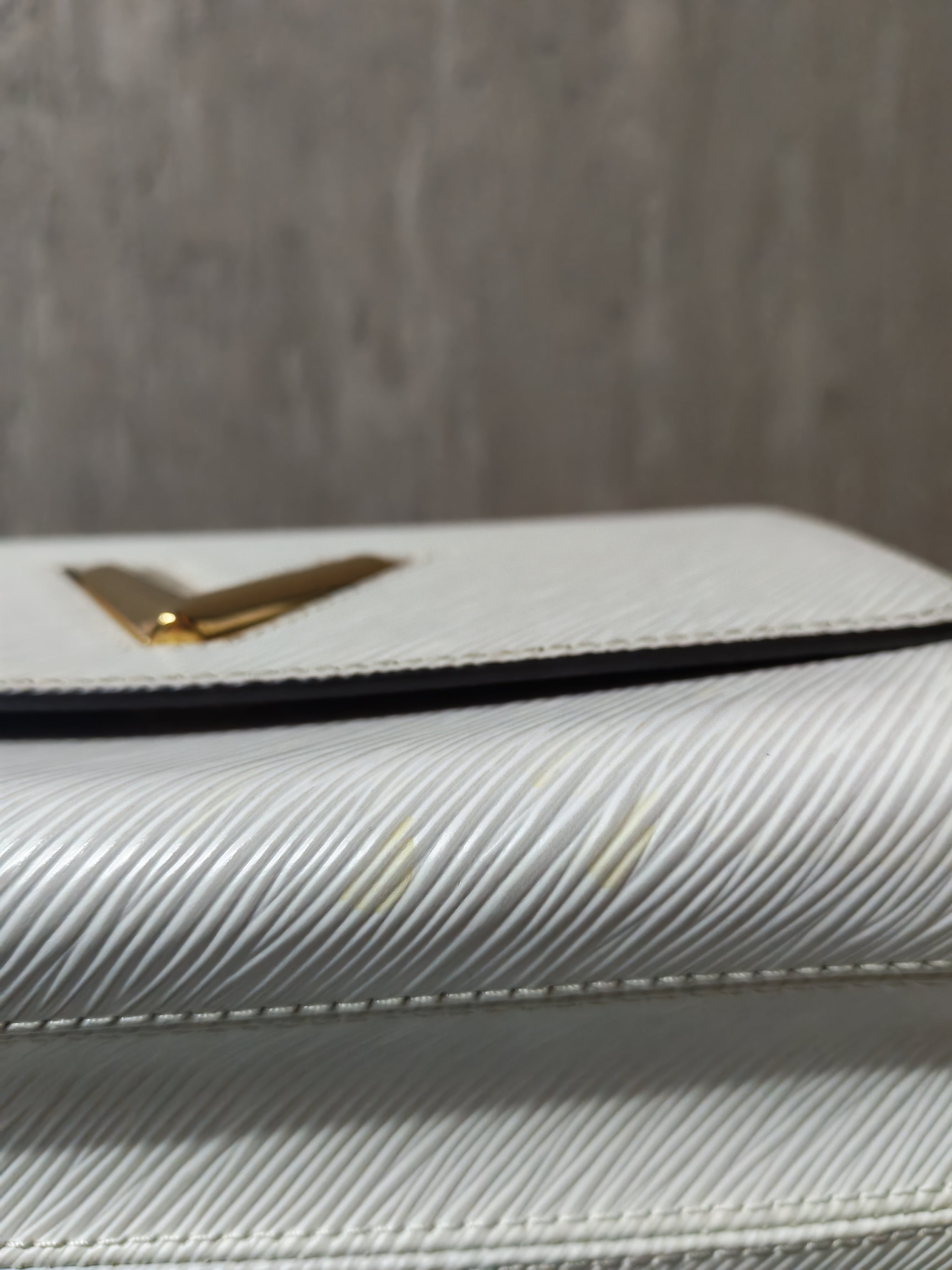 Twist MM Bi-color in Epi Leather and Gold Hardware (Date Code: AR1149) | Purse Maison Luxury Bags Shop