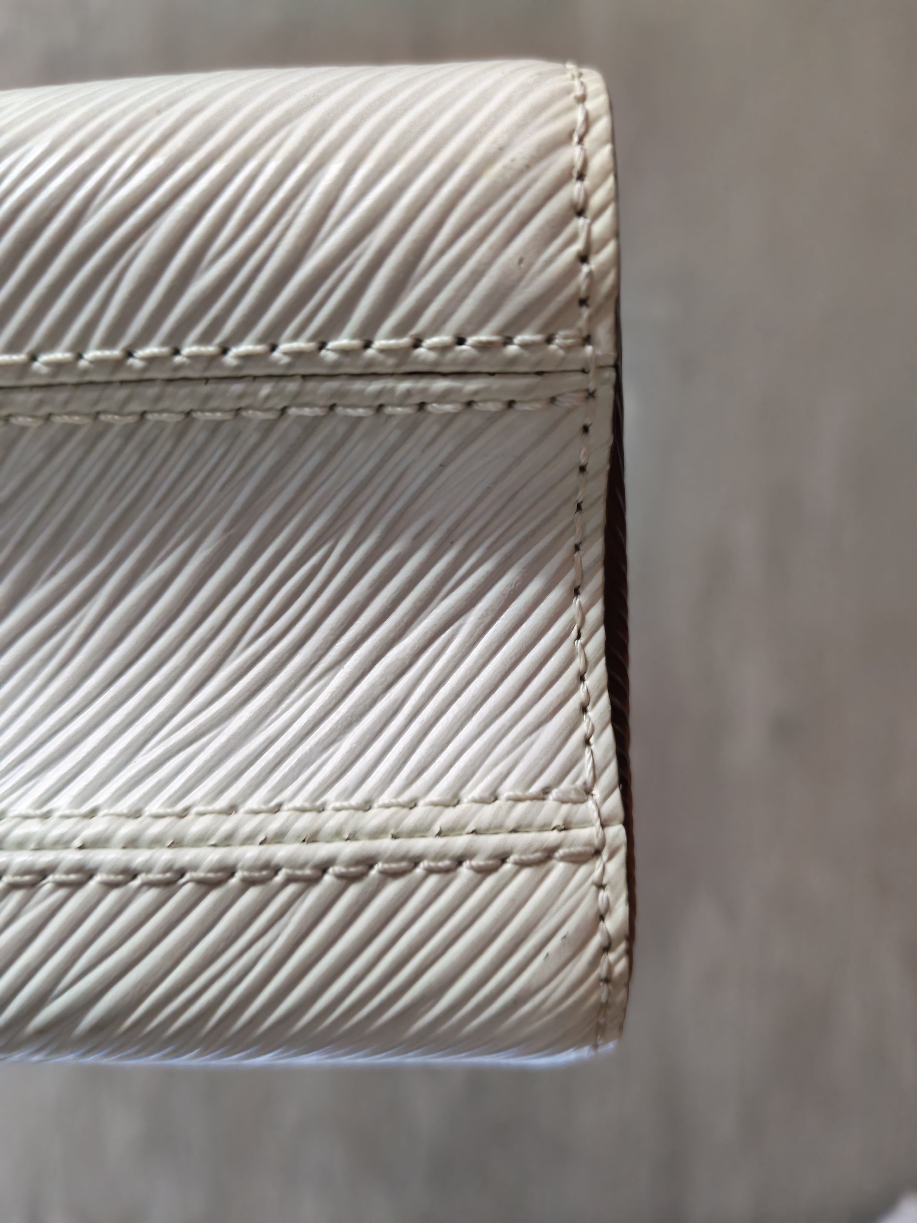 Twist MM Bi-color in Epi Leather and Gold Hardware (Date Code: AR1149) | Purse Maison Luxury Bags Shop