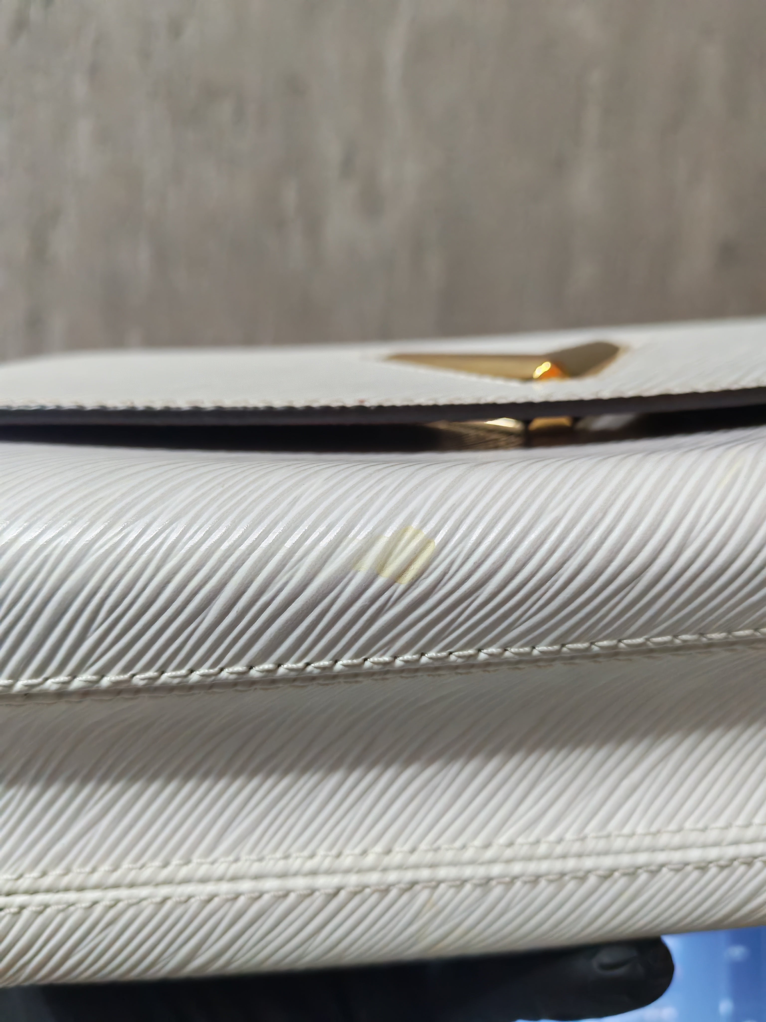 Twist MM Bi-color in Epi Leather and Gold Hardware (Date Code: AR1149) | Purse Maison Luxury Bags Shop