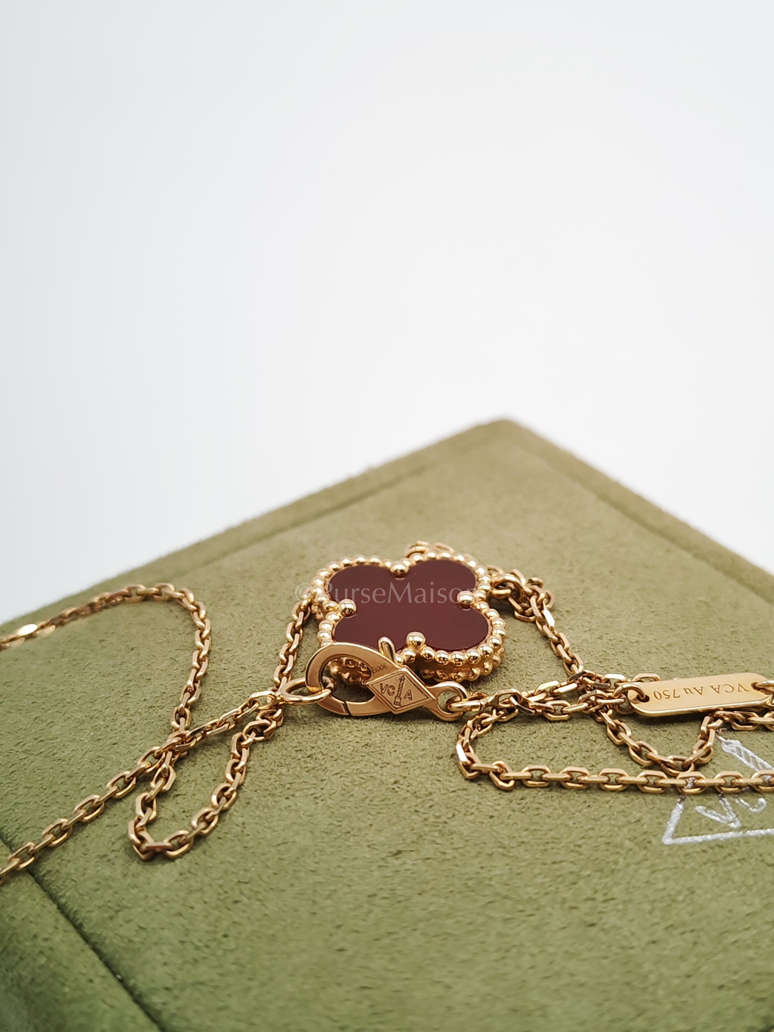 Sweet Alhambra Carnelian Mother of Pearl Pendant Yellow Gold Necklace Year 2020 | Purse Maison Luxury Bags Shop
