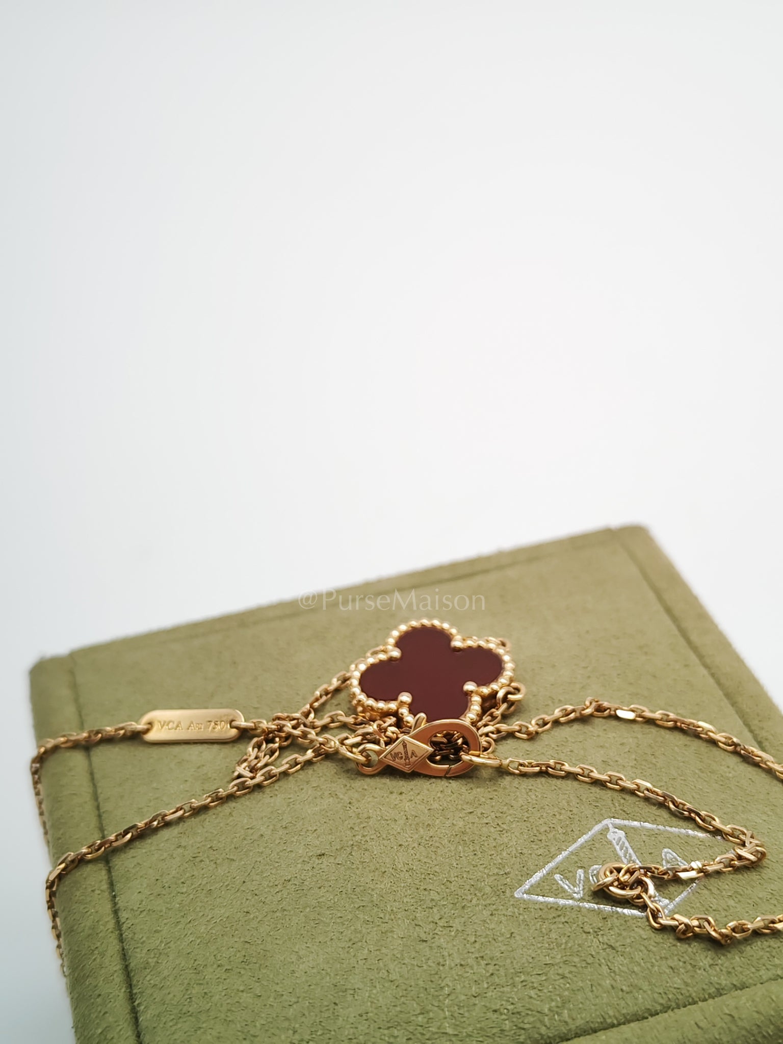 Sweet Alhambra Carnelian Mother of Pearl Pendant Yellow Gold Necklace Year 2020 | Purse Maison Luxury Bags Shop