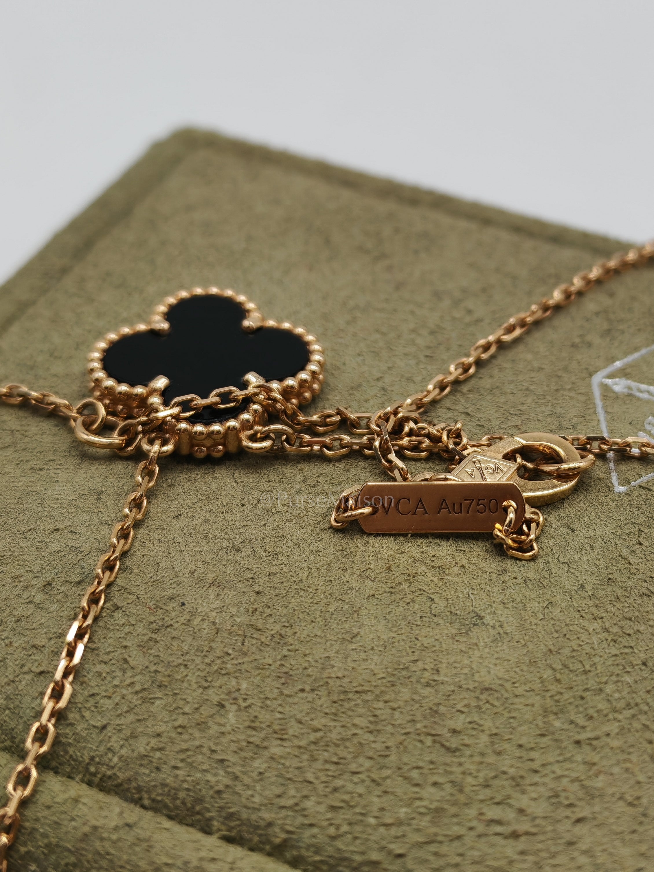 Vintage Alhambra in Onyx Pendant Yellow Gold Necklace Year 2023 | Purse Maison Luxury Bags Shop