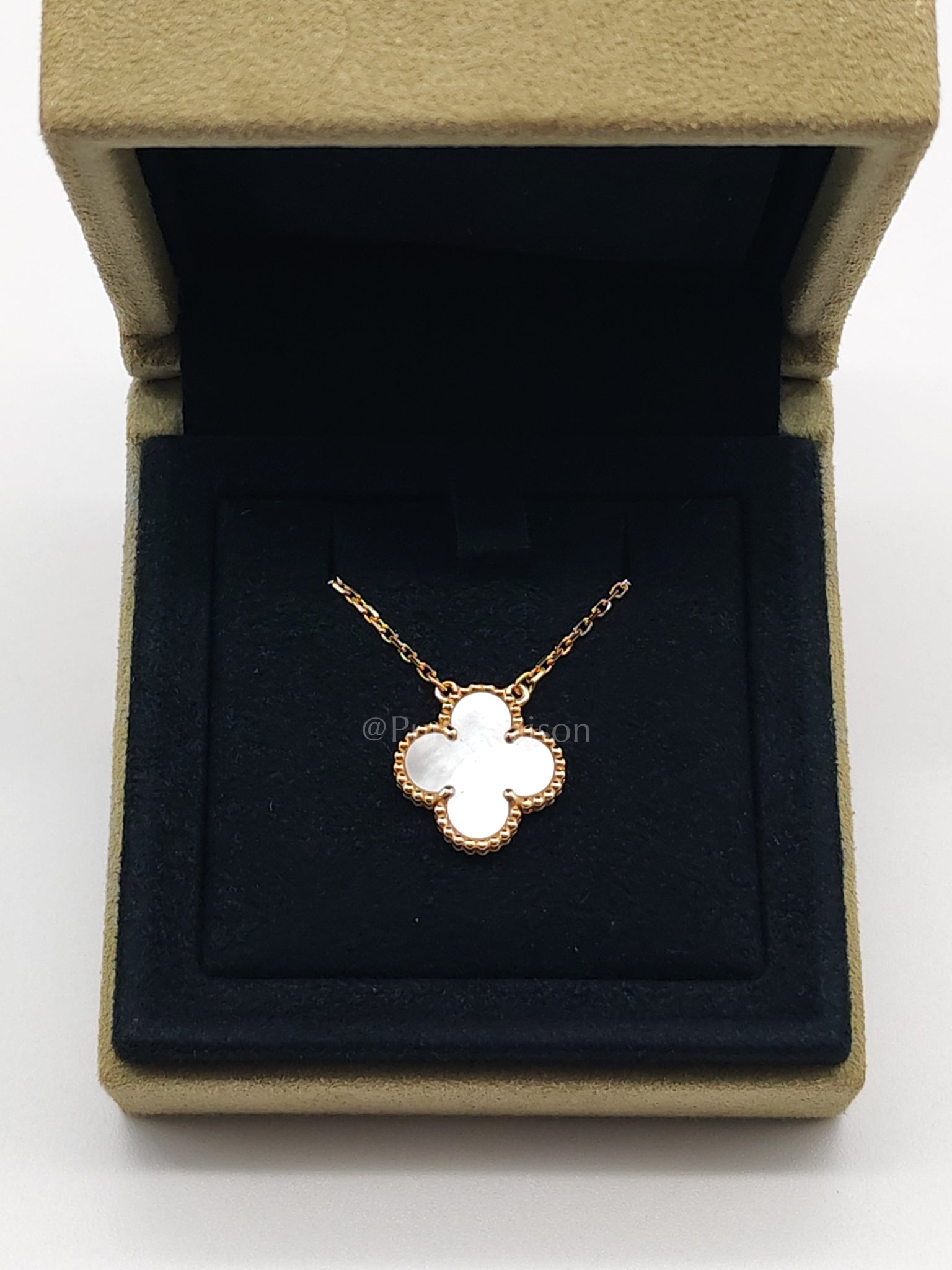 Vintage Alhambra Pendant White Mother of Pearl Yellow Gold Year 2023 | Purse Maison Luxury Bags Shop