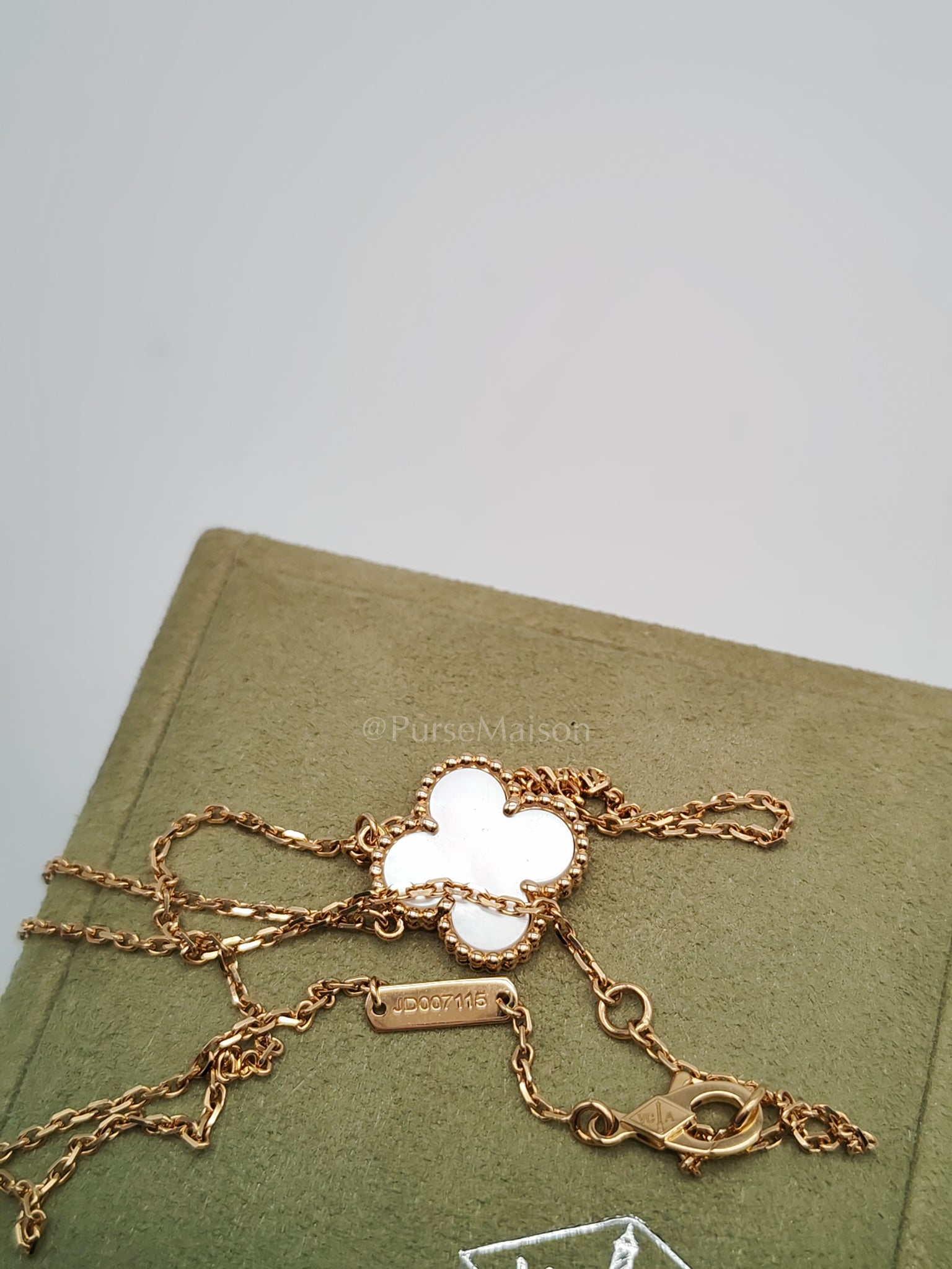 Sweet Alhambra White Mother of Pearl Pendant in Yellow Gold Necklace Year 2021 | Purse Maison Luxury Bags Shop