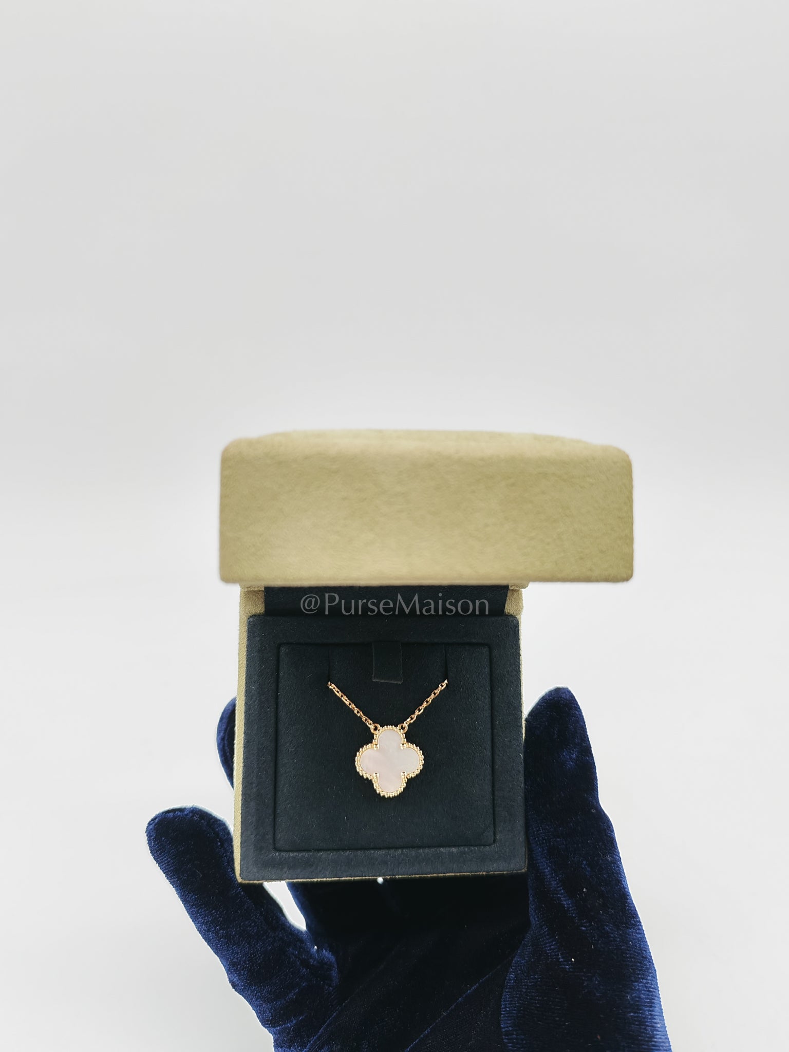 Sweet Alhambra White Mother of Pearl Pendant in Yellow Gold Necklace Year 2021 | Purse Maison Luxury Bags Shop